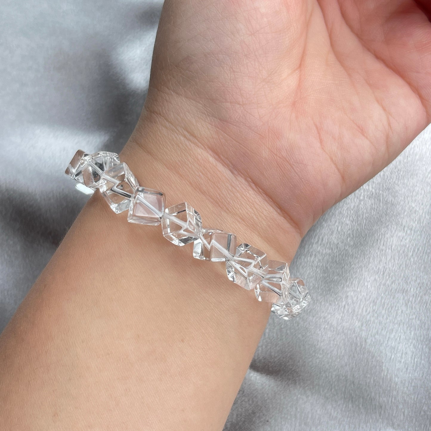 「水晶之王」,是萬用療癒石 -能淨化四周負性能量 -釋放負能量,平衡內心的焦慮不安 -鎮定安神之效,開發智慧 -提升自我肯定,提升正能量 -幫助集中注意力,有助讀書求學