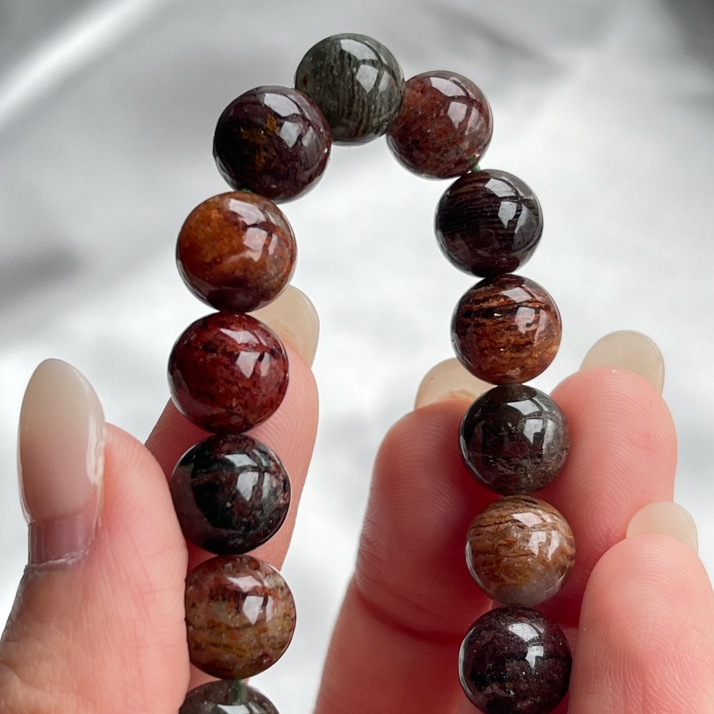 ▫️綠幽靈 -主正財,由事業,主意帶來的財富 -聚財,由辛勤努力而累積的財富 -招有助增旺事業的貴人 -平穩情緒 ▫️紅幽靈 -增加包容心與同理心 -增加理解力與包容能力 -招財的功效 -緩解疲憊,放鬆情緒 ▫️白幽靈 -淨化個人氣場 -提升記憶力