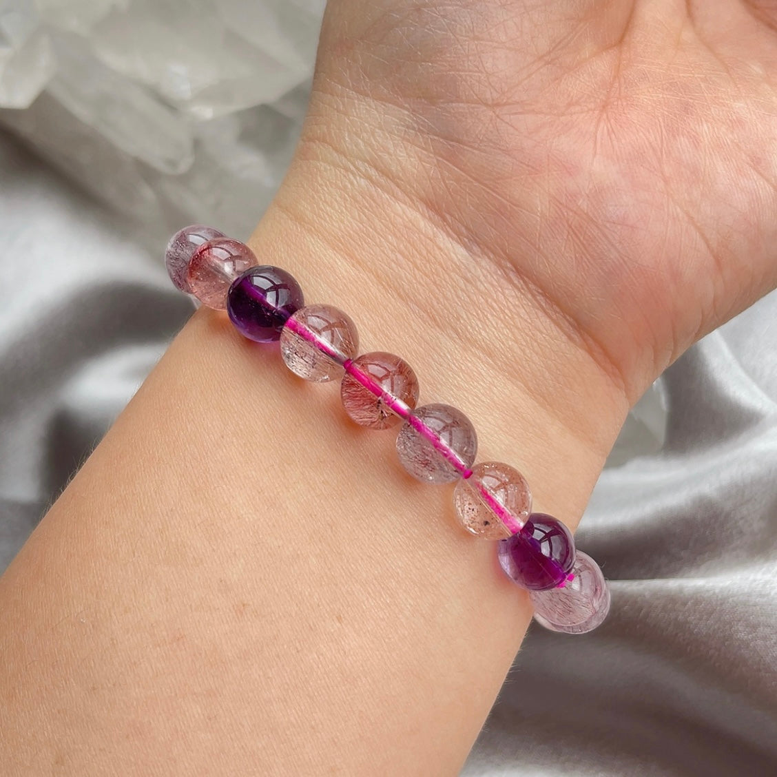 超級7 Super Seven 是一種全方面提升運氣的水晶,有助於平衡七個脈輪的能量,包括健康、愛情、人緣、貴人、招財、療癒、防小人和排除負能量等。它是一種非常特殊的水晶,幫助您在各個方面提升運勢和能量。 它包含了七種不同的共生礦物,包括白水晶、紫水晶、茶水晶、黃磷鐵礦、針鐵礦、纖維礦和金紅石。每一種礦物都有其獨特的能量和功效,這些礦物在一起共生,形成了一種強大的能量場。 -能夠幫助您全方面提升運氣和能量 -能夠幫助您平衡自己的能量場 -增強身體的免疫力和自癒能力 -同時增強其他一起配戴的水晶效能