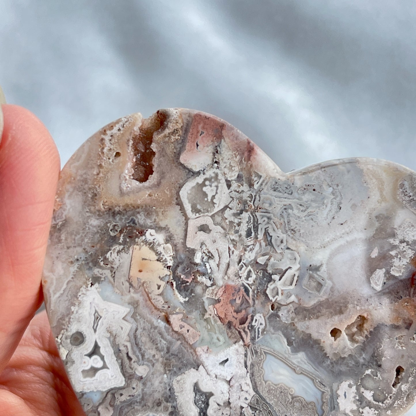 Pink crazy lace agate是一種多彩的瑪瑙,通常呈粉紅色,並有白色、灰色、黃色等顏色的斑紋。它的名字“crazy lace”意指其形狀和斑紋猶如瘋狂的迴線,非常有趣。Pink crazy lace agate被認為具有平衡、和諧和穩定情緒的功效。它也被視為一種有助於增強信心、勇氣和行動力的水晶,有助於消除負面情緒,增加正能量。