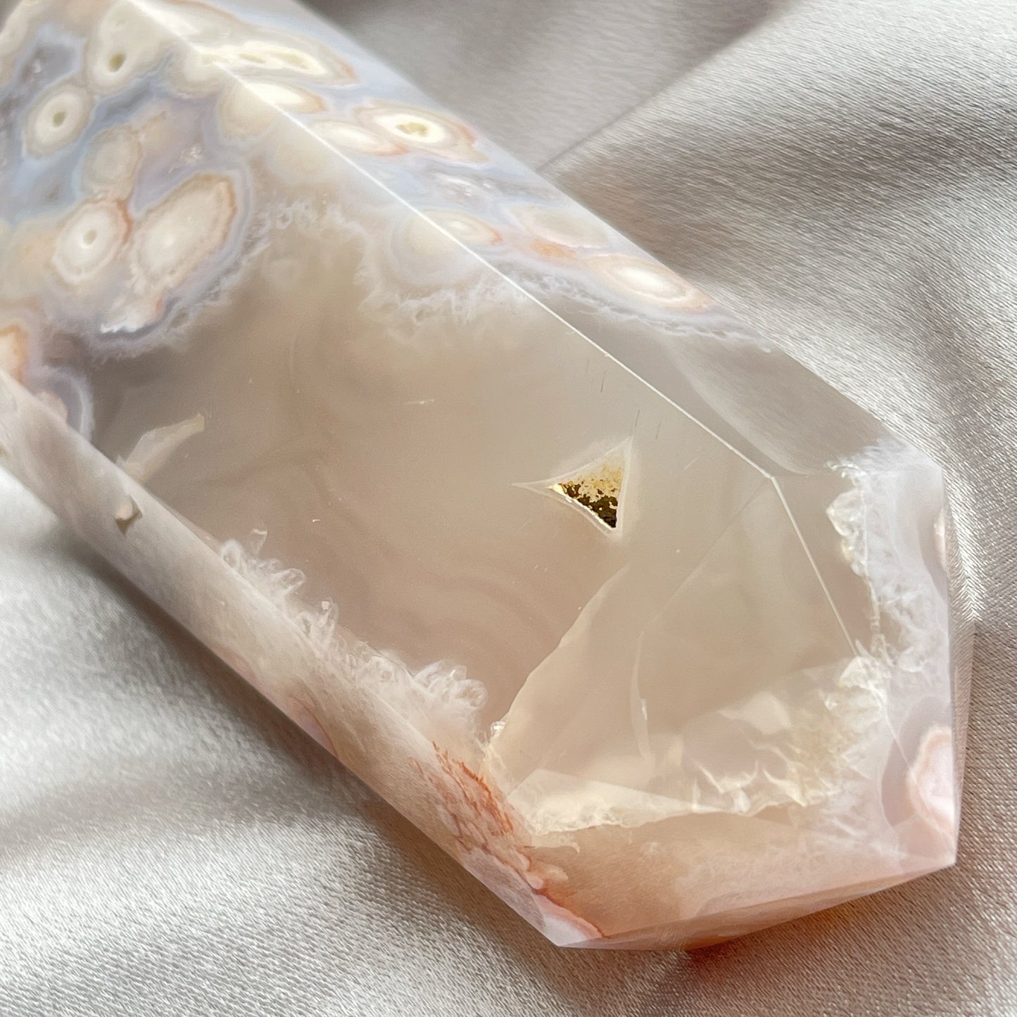 這一枝瑪瑙顏色好透徹圓潤,櫻花圖案超級可愛、好看,簡約的風格,值得收藏。 瑪瑙-Agate品種繁多,整個瑪瑙家族十分龐大。其中一種瑪瑙充滿溫柔優雅之美,深受女仕們喜愛,就是櫻花瑪瑙 - Blossoms Agate🌸 櫻花瑪瑙被視為寶石中的「第三眼」,靈性十足,象徵友善與愛心,也代表希望。 櫻花瑪瑙晶體內含粉白色、猶如朵朵盛開之櫻花的共生礦,每枝形態獨一無二,為人帶來溫柔細膩的內涵,會令人要停下來慢慢欣賞佢嘅美。 -能令人精神放鬆,減少失眠症狀 -瑪瑙具有平衡,穩定及保護的作用 -也是護身符及辟邪物,有保平安功效 -瑪瑙維持身心和諧,增強愛、忠誠及勇氣