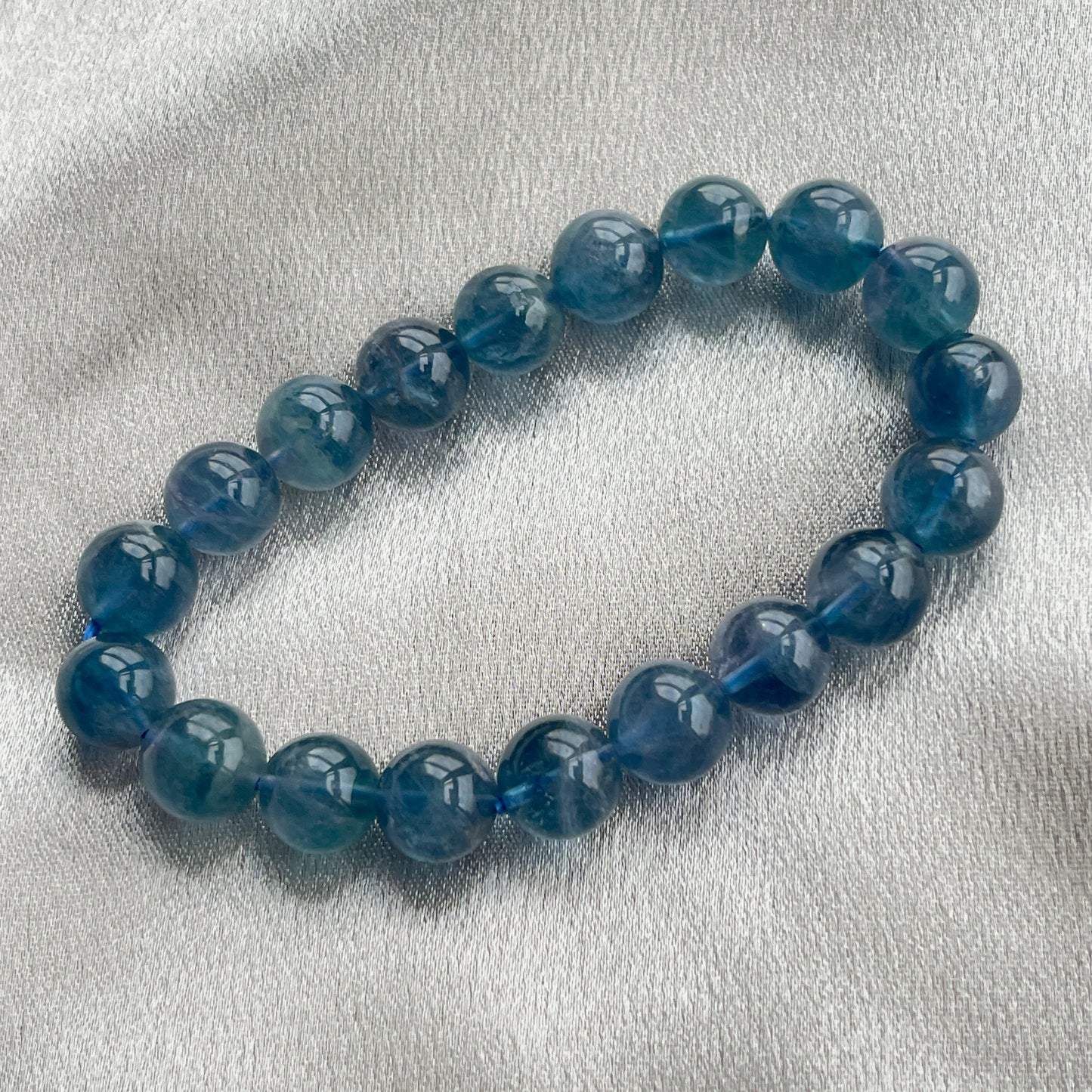 藍螢石手串 ** 實物顏色是偏湖水綠藍色 ** -幫助頭腦清晰 -激發創造性,增強創意思考 -特別適合安靜動腦使用者人群 -減壓,緩解煩躁的情緒 -去除身體負能量