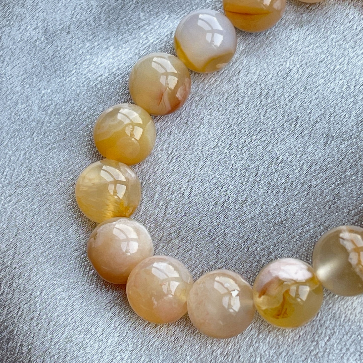 櫻花瑪瑙 -瑪瑙-Agate品種繁多,整個瑪瑙家族十分龐大。其中一種瑪瑙充滿溫柔優雅之美,深受女仕們喜愛,就是櫻花瑪瑙 - Blossoms Agate🌸 櫻花瑪瑙被視為寶石中的「第三眼」,靈性十足,象徵友善與愛心,也代表希望。 櫻花瑪瑙晶體內含粉白色、猶如朵朵盛開之櫻花的共生礦,每枝形態獨一無二,為人帶來溫柔細膩的內涵,會令人要停下來慢慢欣賞佢嘅美。 -能令人精神放鬆,減少失眠症狀 -瑪瑙具有平衡,穩定及保護的作用 -也是護身符及辟邪物,有保平安功效 -瑪瑙維持身心和諧,增強愛、忠誠及勇氣