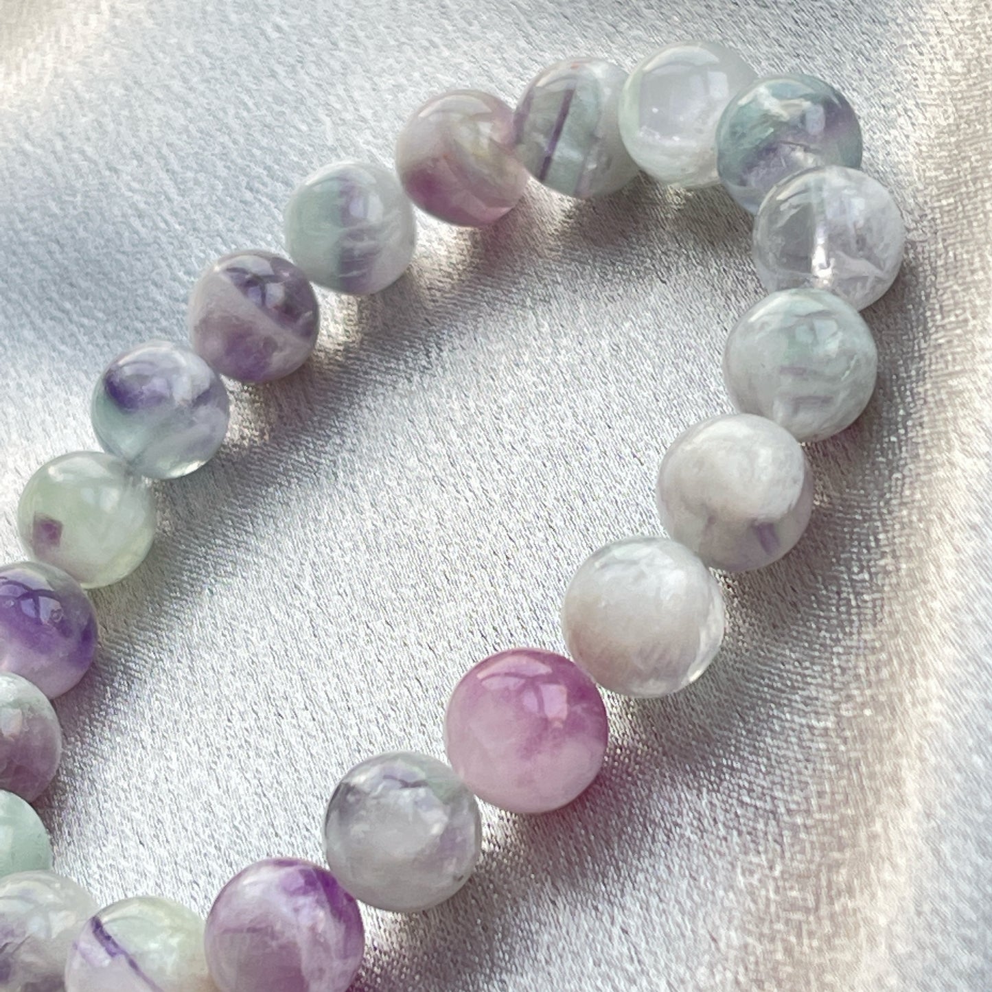 羽毛螢石 -幫助頭腦清晰 -激發創造性,增強創意思考 -特別適合安靜動腦使用者人群 -減壓,緩解煩躁的情緒 -去除身體負能量