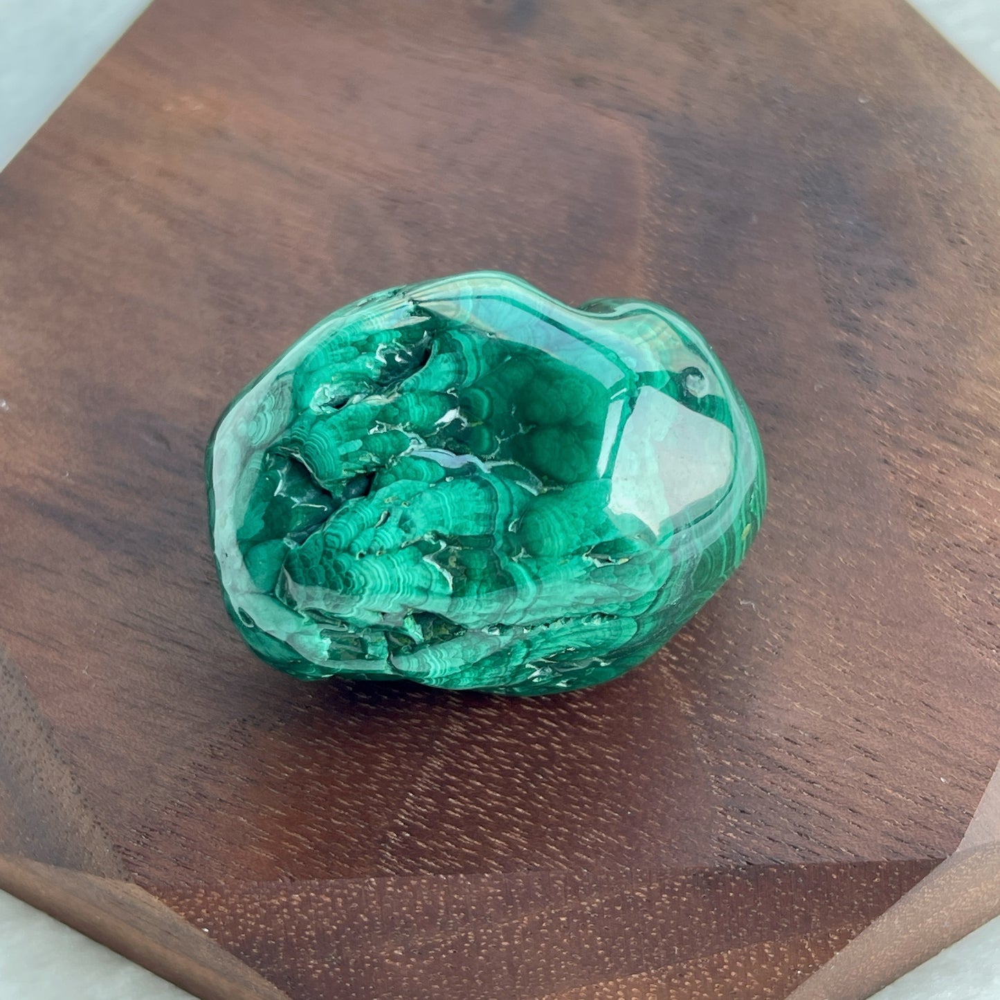 孔雀石 孔雀石鮮明的綠色色調和圖紋擁有一種獨特嘅魅力。 原來這種礦石在西元前埃及人是會將這種礦石磨成粉末作顏料來使用,這種方法連日本人都一樣把這個顏料當做岩繪的工具,是珍貴的日本畫材料,並且稱為「岩綠青」。 除此之外,歐洲國家會用作作各樣的護身符,有助吸引負面能量,為你帶來安定和情緒平衡。