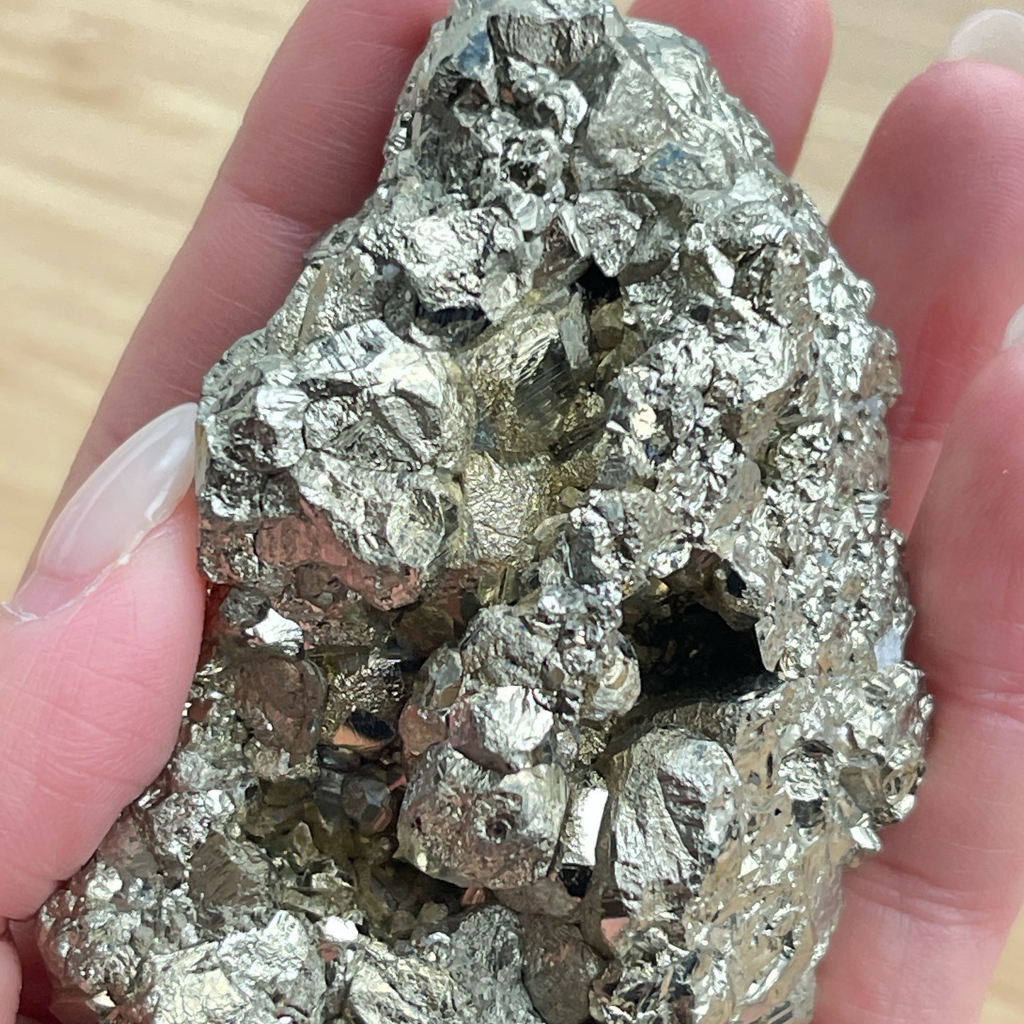 黃鐵礦又名愚人金(Fool’s Gold) 黃鐵礦是鐵和硫所形成的礦物,外觀反射出金黃色的光芒,所以會有人將黃鐵礦和黃金搞混。 🔮聚財法寶🔮 除了大家都十分熟悉的招財聚財功效外,其實黃鐵礦還可以用作辟邪,清除負氣場,淨化室內環境之用。 ** 記得盡量不要將黃鐵礦接觸水氣,盡量保持乾爽,平時得閒用乾紙巾抹抹保持閃令令就可以了😊 Origin : Peru 🇵🇪