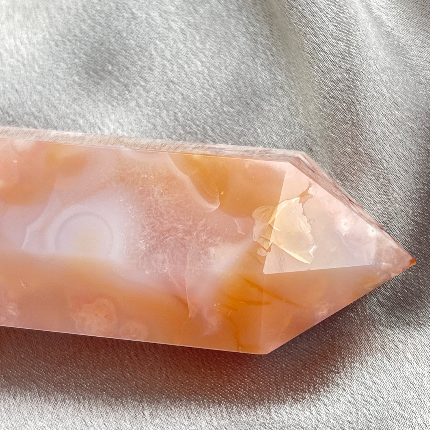 紅玉髓櫻花瑪瑙柱 ▪️紅玉髓屬於玉髓的一種變體,因摻雜氧化鐵而顯色。紅玉髓的顏色多樣,色澤最亮的顯橙白色,而最暗的接近黑色。 紅玉髓是貴族的象徵,作為瑪瑙中的一類,是瑪瑙中的貴族🤴🏻👸🏻早在新石氣時代早期的保加利亞,紅色的玉髓就被用做寶珠。 -加強血液循環 -激發勇氣,活力 -改掉懶惰和冷漠的態度 -對改善易怒的情緒有幫助 瑪瑙-Agate品種繁多,整個瑪瑙家族十分龐大。其中一種瑪瑙充滿溫柔優雅之美,深受女仕們喜愛,就是櫻花瑪瑙 - Blossoms Agate🌸 櫻花瑪瑙被視為寶石中的「第三眼」,靈性十足,象徵友善與愛心,也代表希望。 櫻花瑪瑙晶體內含粉白色、猶如朵朵盛開之櫻花的共生礦,每枝形態獨一無二,為人帶來溫柔細膩的內涵,會令人要停下來慢慢欣賞佢嘅美。 -能令人精神放鬆,減少失眠症狀 -瑪瑙具有平衡,穩定及保護的作用 -也是護身符及辟邪物,有保平安功效 -瑪瑙維持身心和諧,增強愛、忠誠及勇氣