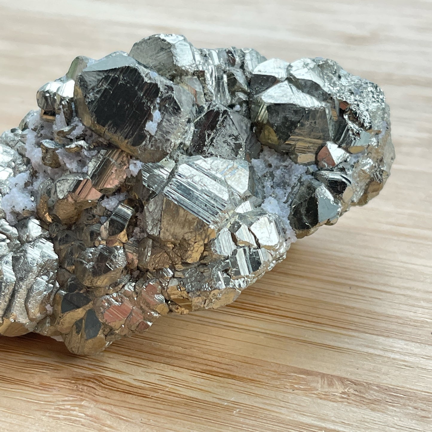 黃鐵礦又名愚人金(Fool’s Gold) 黃鐵礦是鐵和硫所形成的礦物,外觀反射出金黃色的光芒,所以會有人將黃鐵礦和黃金搞混。 🔮聚財法寶🔮 除了大家都十分熟悉的招財聚財功效外,其實黃鐵礦還可以用作辟邪,清除負氣場,淨化室內環境之用。 ** 記得盡量不要將黃鐵礦接觸水氣,盡量保持乾爽,平時得閒用乾紙巾抹抹保持閃令令就可以了😊 Origin : Peru 🇵🇪