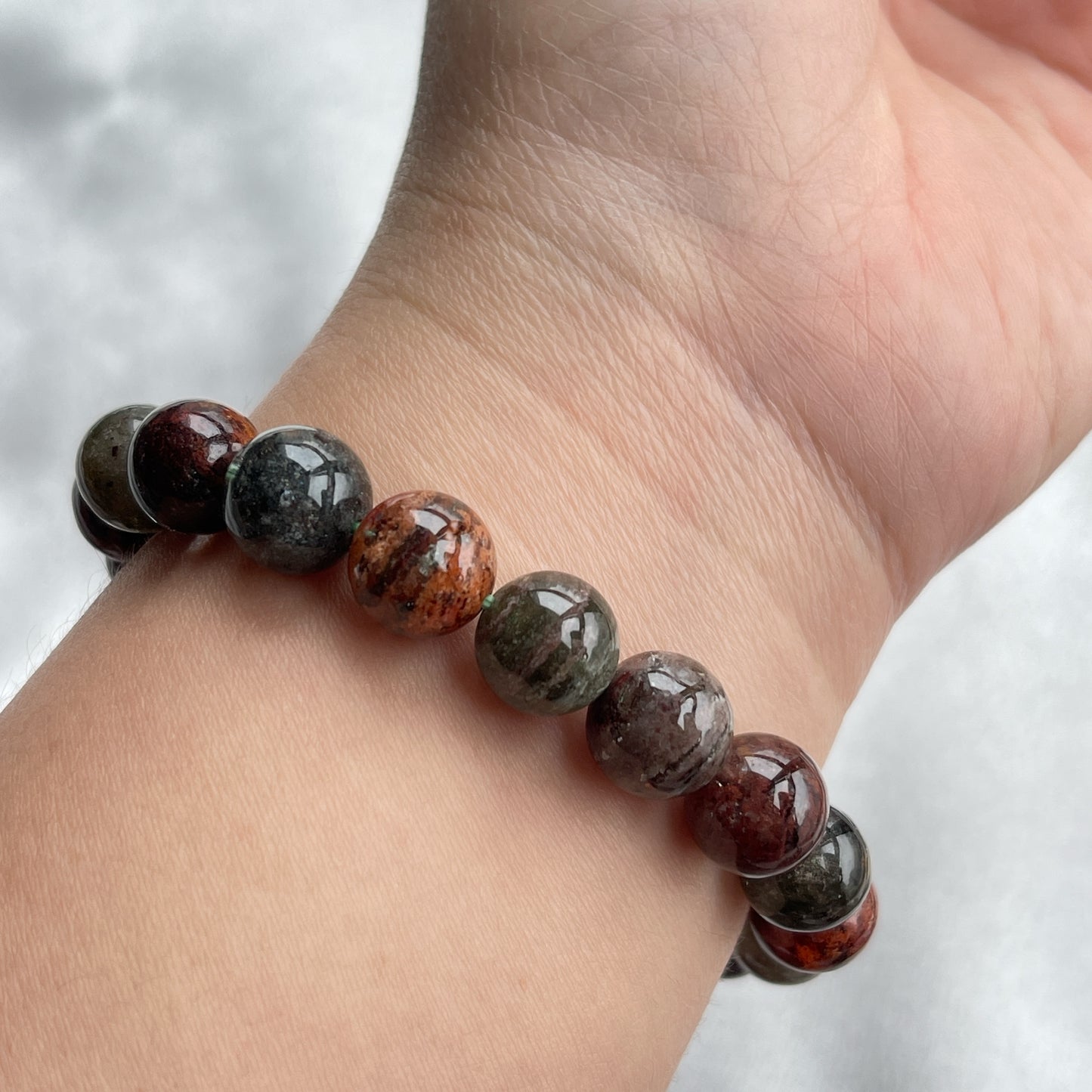 ▫️綠幽靈 -主正財,由事業,主意帶來的財富 -聚財,由辛勤努力而累積的財富 -招有助增旺事業的貴人 -平穩情緒 ▫️紅幽靈 -增加包容心與同理心 -增加理解力與包容能力 -招財的功效 -緩解疲憊,放鬆情緒 ▫️白幽靈 -淨化個人氣場 -提升記憶力