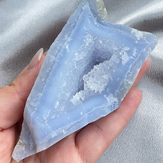 藍紋瑪瑙原礦 -有助頭腦清晰,增強表達能力 -保持心靈穩定,平靜 -減少焦慮的負面情緒 -促進改善人際關係