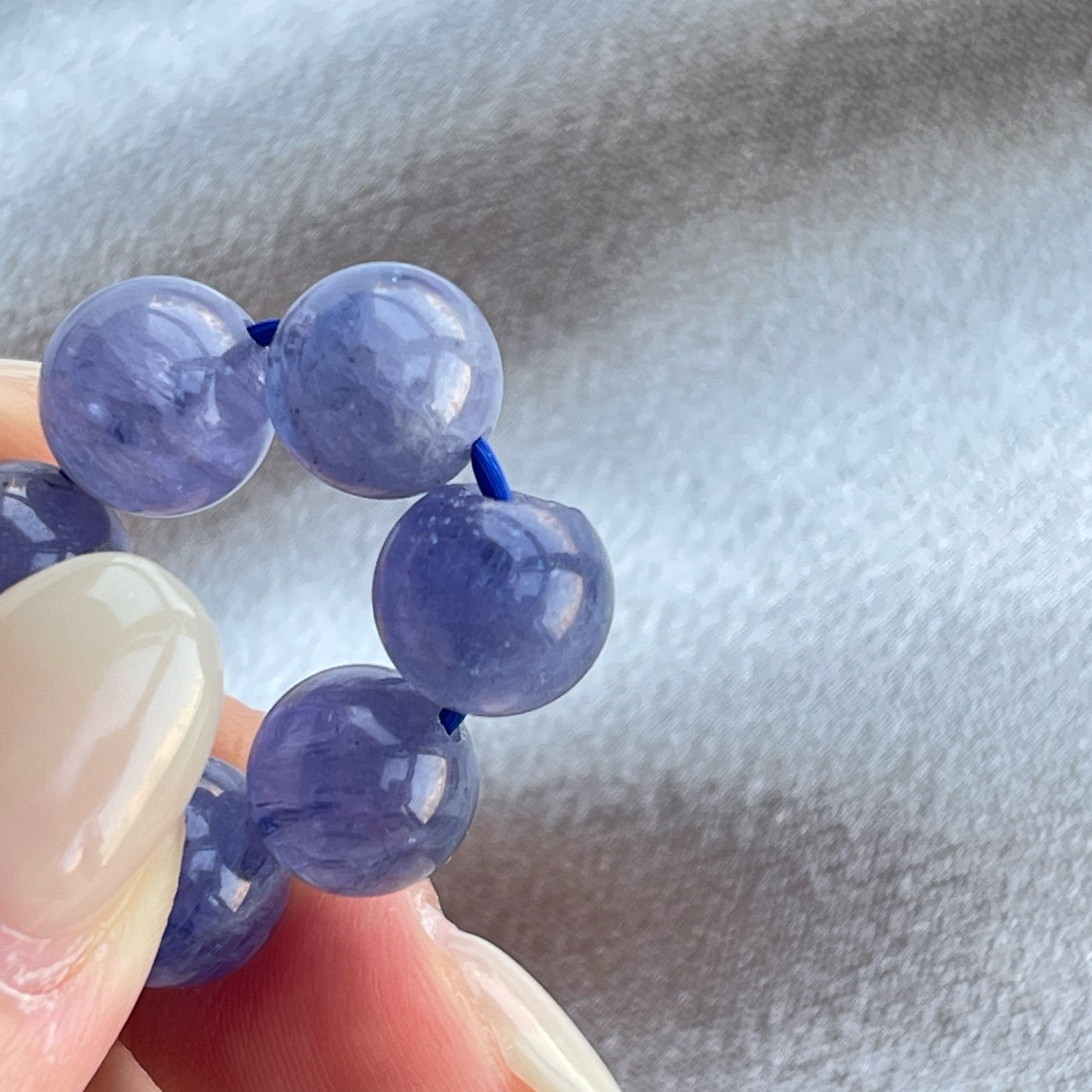 坦桑石手串 -Tanzanite ✨十二月誕生石✨ 幫助於迷茫中找到方向和力量 增強覺悟性,提高自我反省能力 增強人際關係和溝通技巧 平衡情緒,減輕壓力和焦慮 提升創造力和想像力,激發靈感 它是一種相對脆弱的寶石:儘管坦桑石的硬度在6.5-7之間,但它的脆弱性比其他寶石更高,因此需要特別小心保護和保養。