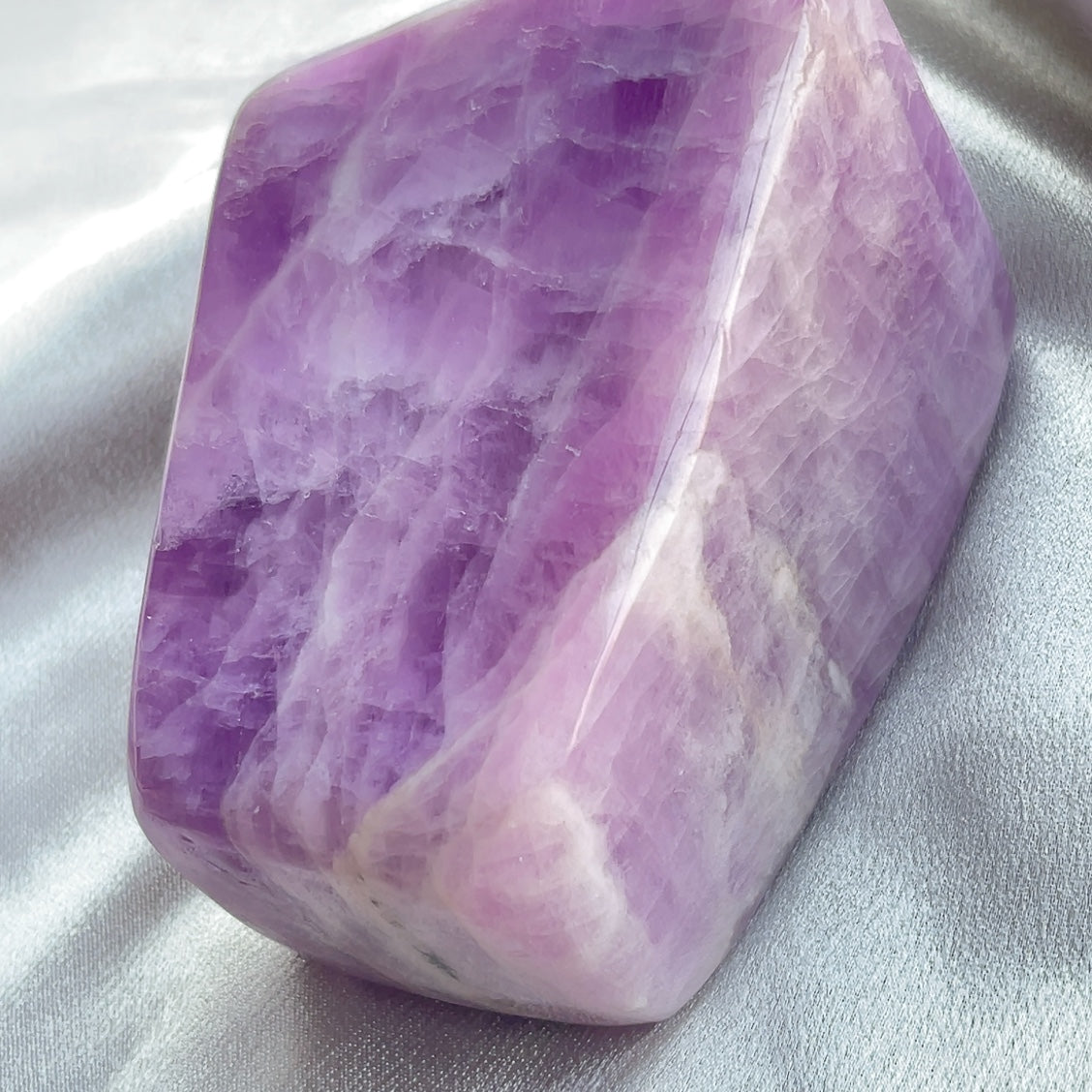 紫鋰輝 「愛情,人緣,姻緣」又稱為水晶皇后 -令心情變得積極開朗,提升做事幹勁 -可以平衡環境中的負能量 -平衡抑鬱情緒,帶來平靜,平和的積極態度 -提升抗壓能力 -教導我們放開執著的慾念 -喚醒我們內心無私的愛,提升自身的魅力,遇到愛護你的伴侶 -有調和人與人之間關係的功效