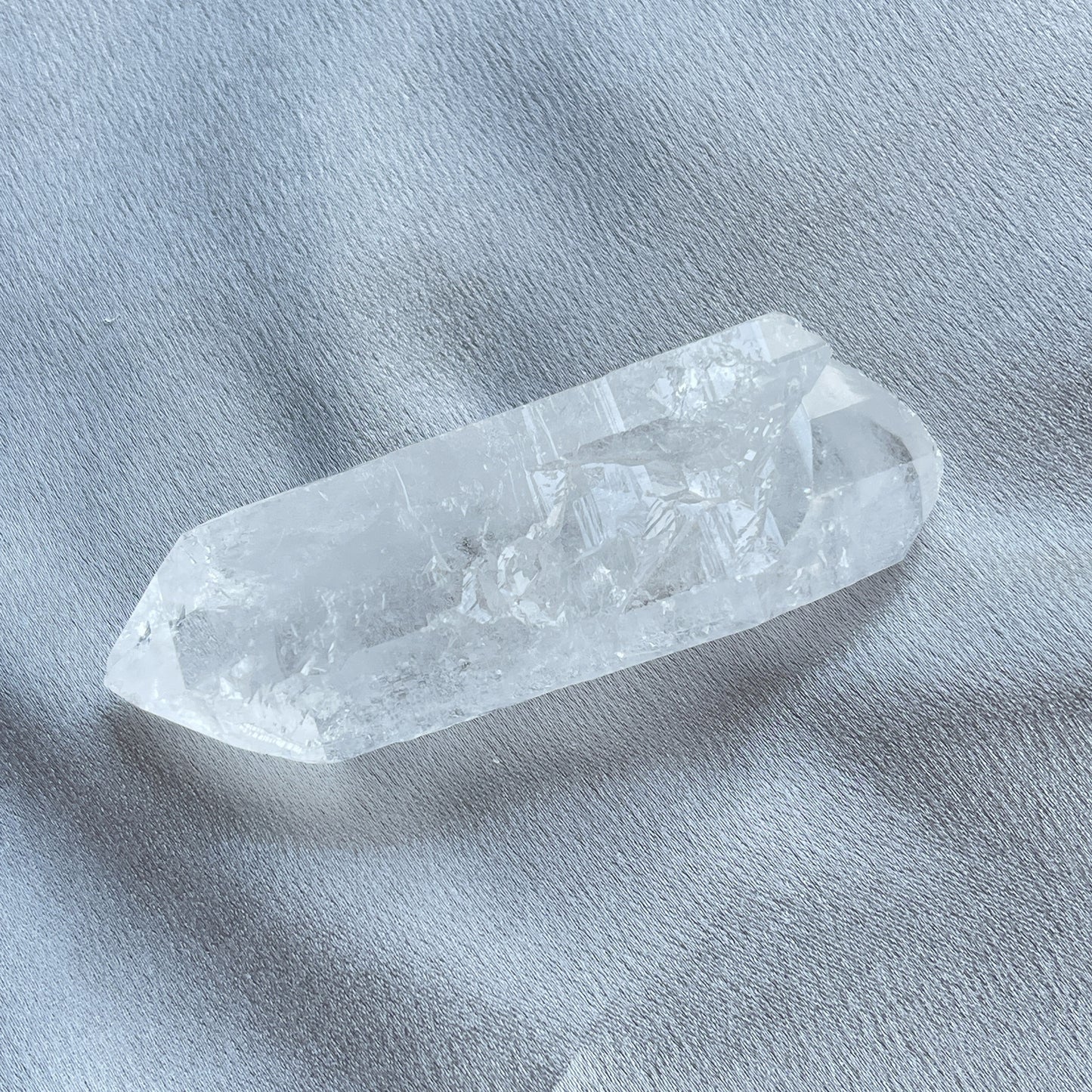 白水晶雙尖原石 今次巴西返左一lot 白水晶原石,全部未經打磨,全部保留了最原來的面貌,以及美麗嘅生長紋 -淨化人和空間裡的負能量 -釋放負能量,平衡內心的焦慮不安 -提升自我肯定,提升正能量 -幫助集中注意力,穩定情緒