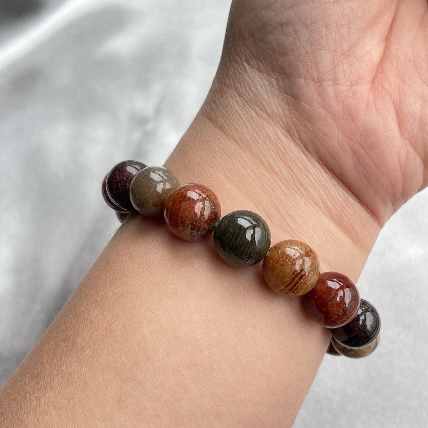 ▫️綠幽靈 -主正財,由事業,主意帶來的財富 -聚財,由辛勤努力而累積的財富 -招有助增旺事業的貴人 -平穩情緒 ▫️紅幽靈 -增加包容心與同理心 -增加理解力與包容能力 -招財的功效 -緩解疲憊,放鬆情緒 ▫️白幽靈 -淨化個人氣場 -提升記憶力