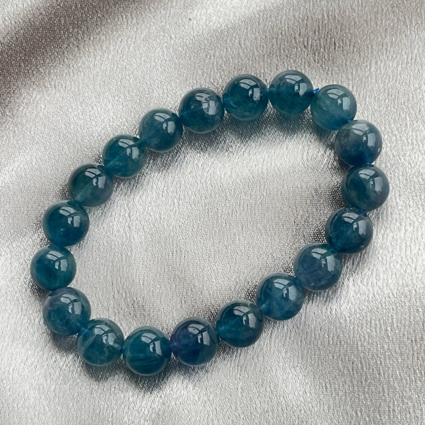 藍螢石手串 ** 實物顏色是偏湖水綠藍色 ** -幫助頭腦清晰 -激發創造性,增強創意思考 -特別適合安靜動腦使用者人群 -減壓,緩解煩躁的情緒 -去除身體負能量