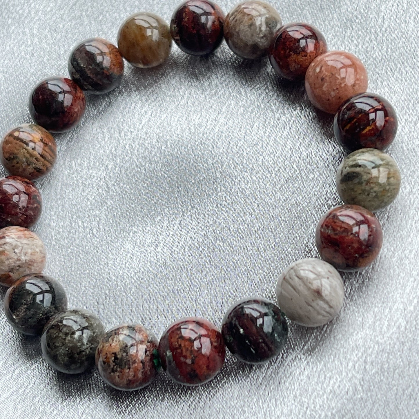 ▫️綠幽靈 -主正財,由事業,主意帶來的財富 -聚財,由辛勤努力而累積的財富 -招有助增旺事業的貴人 -平穩情緒 ▫️紅幽靈 -增加包容心與同理心 -增加理解力與包容能力 -招財的功效 -緩解疲憊,放鬆情緒 ▫️白幽靈 -淨化個人氣場 -提升記憶力