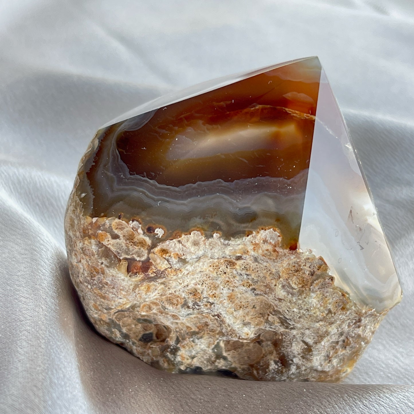 呢一lot agate cut base , 喜歡一些原始,簡單啲ge 朋友仔可以留意下,這款是只打磨上面嘅尖頂,底部則簡單切平,除了用作擺設外,佢哋size 非常適合放手串佢消磁的😊 -能令人精神放鬆,減少失眠症狀 -瑪瑙具有平衡,穩定及保護的作用 -也是護身符及辟邪物,有保平安功效 -瑪瑙維持身心和諧,增強愛、忠誠及勇氣