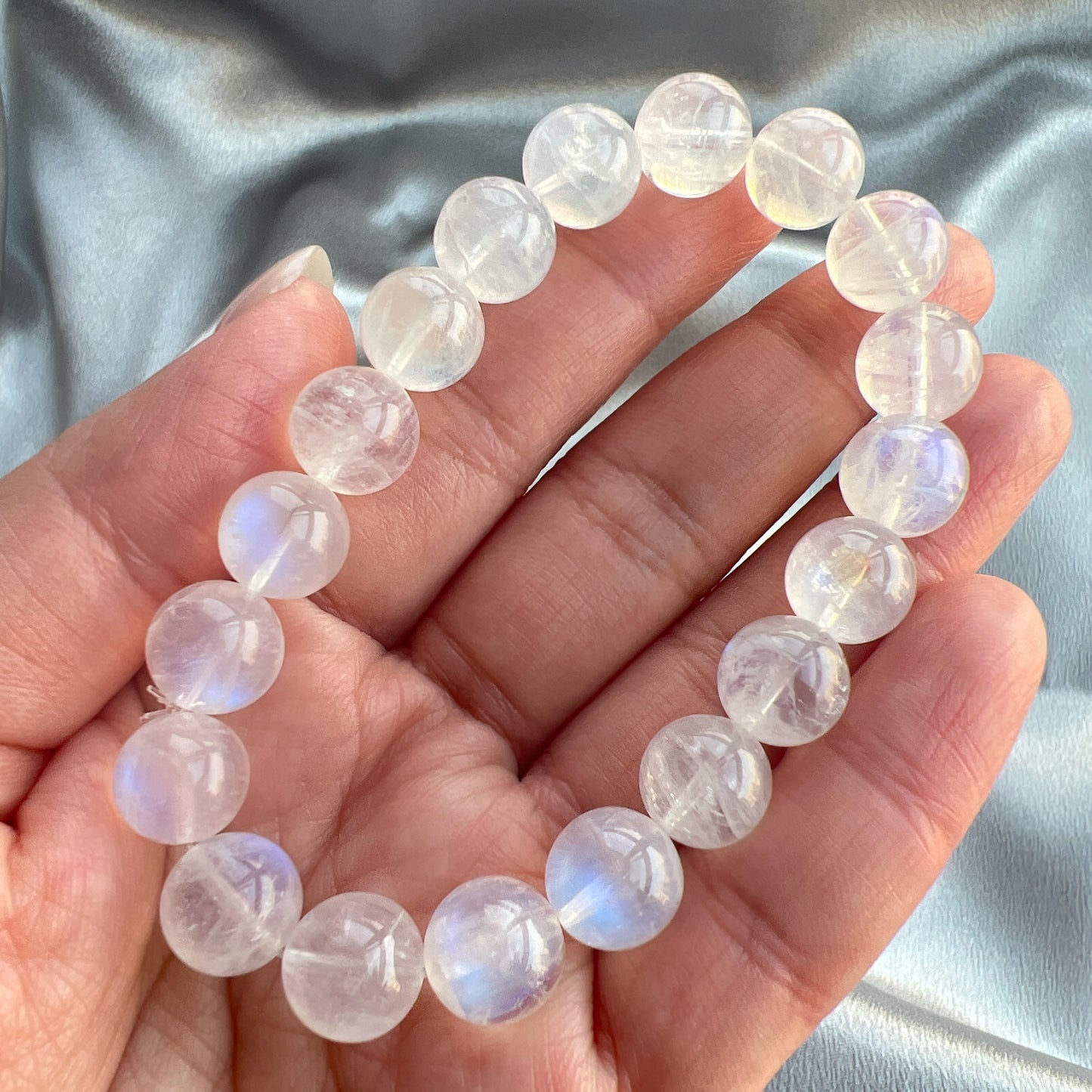 月亮石又名月光石 -是六月幸運誕生石:象徵健康、富貴 -有助穩定情緒和緩解負面情緒 -有助性格較衝動、說話率直的人變得較柔和 -放鬆身心,重拾平靜和諧 -能潤滑感情,是解決情侶紛爭的晶石