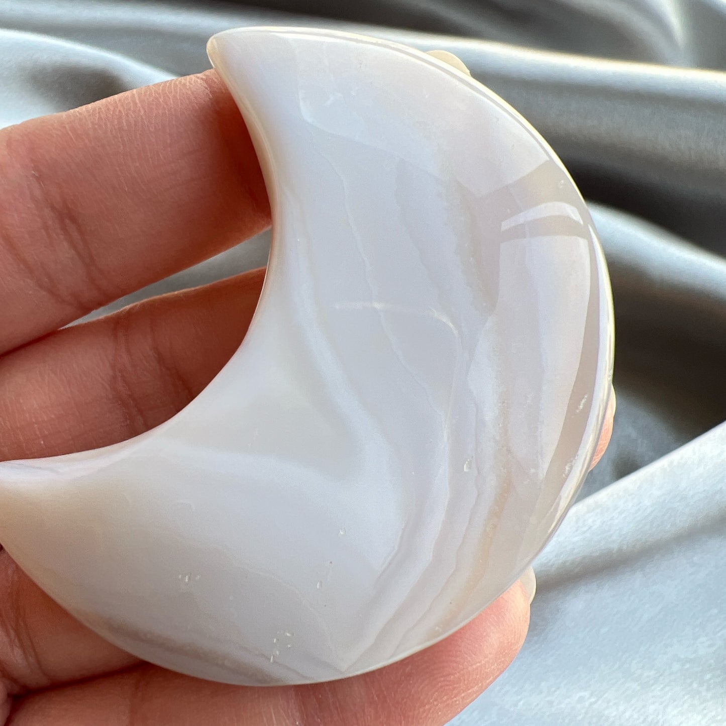 瑪瑙月亮配靚靚晶牙 瑪瑙是玉髓礦石的一種,同為石英(Quartz)族的一員,有不同的顏色,多由半透明與不透明的條紋互相交替著,有著不同細膩的帶狀紋理和圖樣,全部都是獨一無二的圖案,非常特別,亦是我喜歡欣賞瑪瑙的其中一個原因。 瑪瑙亦是佛教七寶之一,自古以來是作辟邪,護身符之用,能量是沉厚,穩定而柔和的,對消除壓力,負面能量有幫助,從而能夠改善睡眠質素,增強記憶力。 -平靜情緒 -聚氣聚財 -吸引貴人 -招好運 -增強運勢