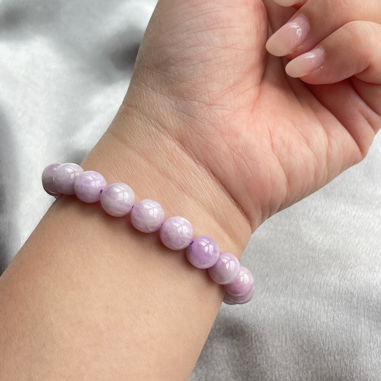 紫鋰輝 「愛情,人緣,姻緣」又稱為水晶皇后 -令心情變得積極開朗,提升做事幹勁 -可以平衡環境中的負能量 -平衡抑鬱情緒,帶來平靜,平和的積極態度 -提升抗壓能力 -教導我們放開執著的慾念 -喚醒我們內心無私的愛,提升自身的魅力,遇到愛護你的伴侶 -有調和人與人之間關係的功效