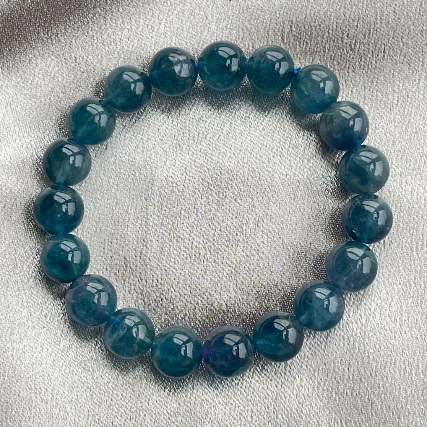 藍螢石手串 ** 實物顏色是偏湖水綠藍色 ** -幫助頭腦清晰 -激發創造性,增強創意思考 -特別適合安靜動腦使用者人群 -減壓,緩解煩躁的情緒 -去除身體負能量