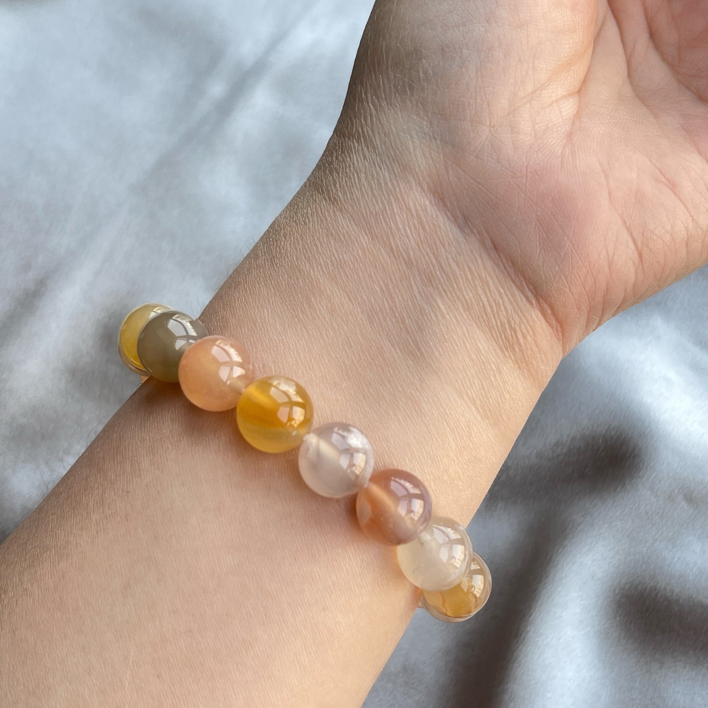 櫻花瑪瑙 -瑪瑙-Agate品種繁多,整個瑪瑙家族十分龐大。其中一種瑪瑙充滿溫柔優雅之美,深受女仕們喜愛,就是櫻花瑪瑙 - Blossoms Agate🌸 櫻花瑪瑙被視為寶石中的「第三眼」,靈性十足,象徵友善與愛心,也代表希望。 櫻花瑪瑙晶體內含粉白色、猶如朵朵盛開之櫻花的共生礦,每枝形態獨一無二,為人帶來溫柔細膩的內涵,會令人要停下來慢慢欣賞佢嘅美。 -能令人精神放鬆,減少失眠症狀 -瑪瑙具有平衡,穩定及保護的作用 -也是護身符及辟邪物,有保平安功效 -瑪瑙維持身心和諧,增強愛、忠誠及勇氣