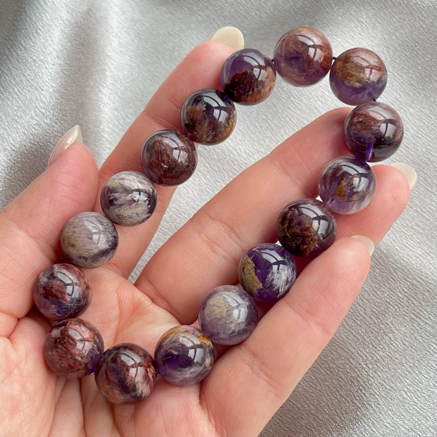 紫幽靈是紫晶和幽靈之共生石,所以除了有紫水晶之功效外, 還對於提升事業,正財運有幫助呢😊 紫水晶 -代表著智慧,幫助頭腦清晰 -增加機智,提高直覺力與潛意識 -有助思考,激發創意,加強記憶力 -有「社交之石」之稱,有助於常遇貴人 -紫色光招引人緣及貴人,具有中國風水學裡「因貴得財」之意。 -加強包容心、容忍性 -舒緩緊張情緒,鎮定安神