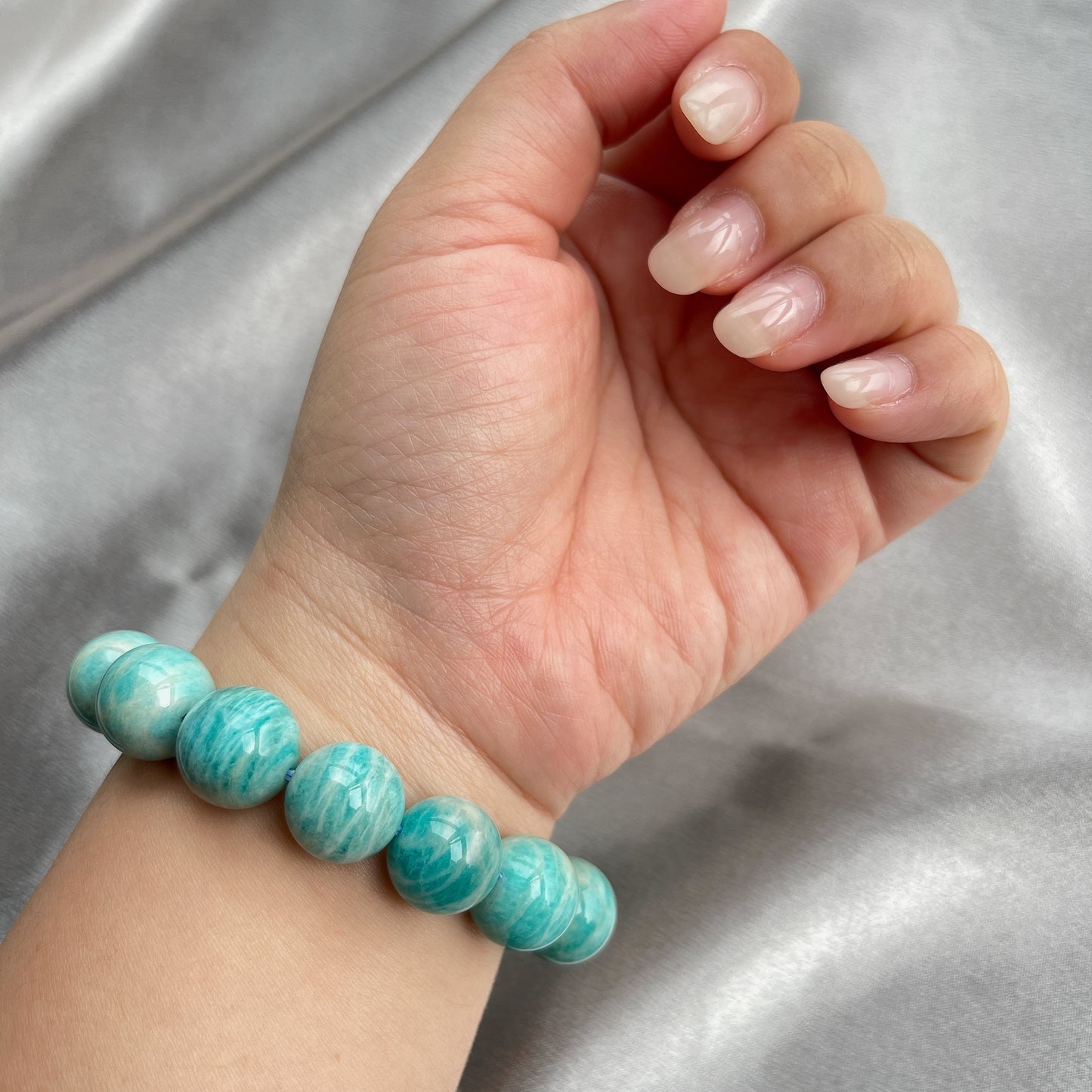 天河石手串 又名「亞馬遜石」,自古以來亦被稱為「希望之石」,為擁有祂的人帶來希望之光。 -緩解壓力、緊張的情緒,擺脫負能量 -幫助養成冷靜沉著的思考能力 -誠實表達自己的想法 -帶有幸運、投機、化險為夷的能量