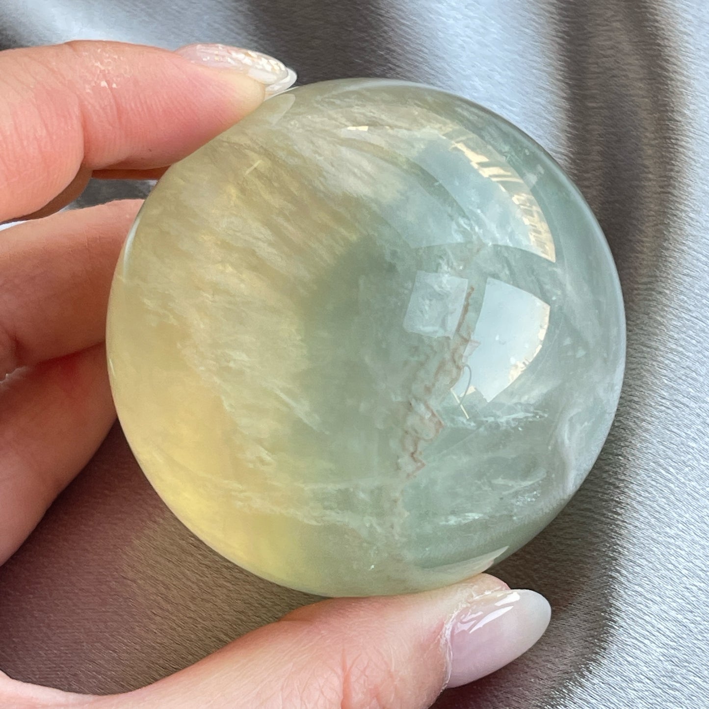 螢石是不可或缺的晶石之一,除左螢石有豐富嘅色彩和好高的觀賞價值之外,放她在工作枱亦都可以時時刻刻緩解煩躁的情緒,有助減低壓力,去除人體積累的負能量,同時亦可以減低電子器材發出的輻射。 -螢石 -幫助頭腦保持清晰 -提升注意力集中 -適合常常用腦ge 朋友同同學仔 綠螢石可幫助消除焦慮的消極感受,亦提高了冷靜思考和應對的能力。