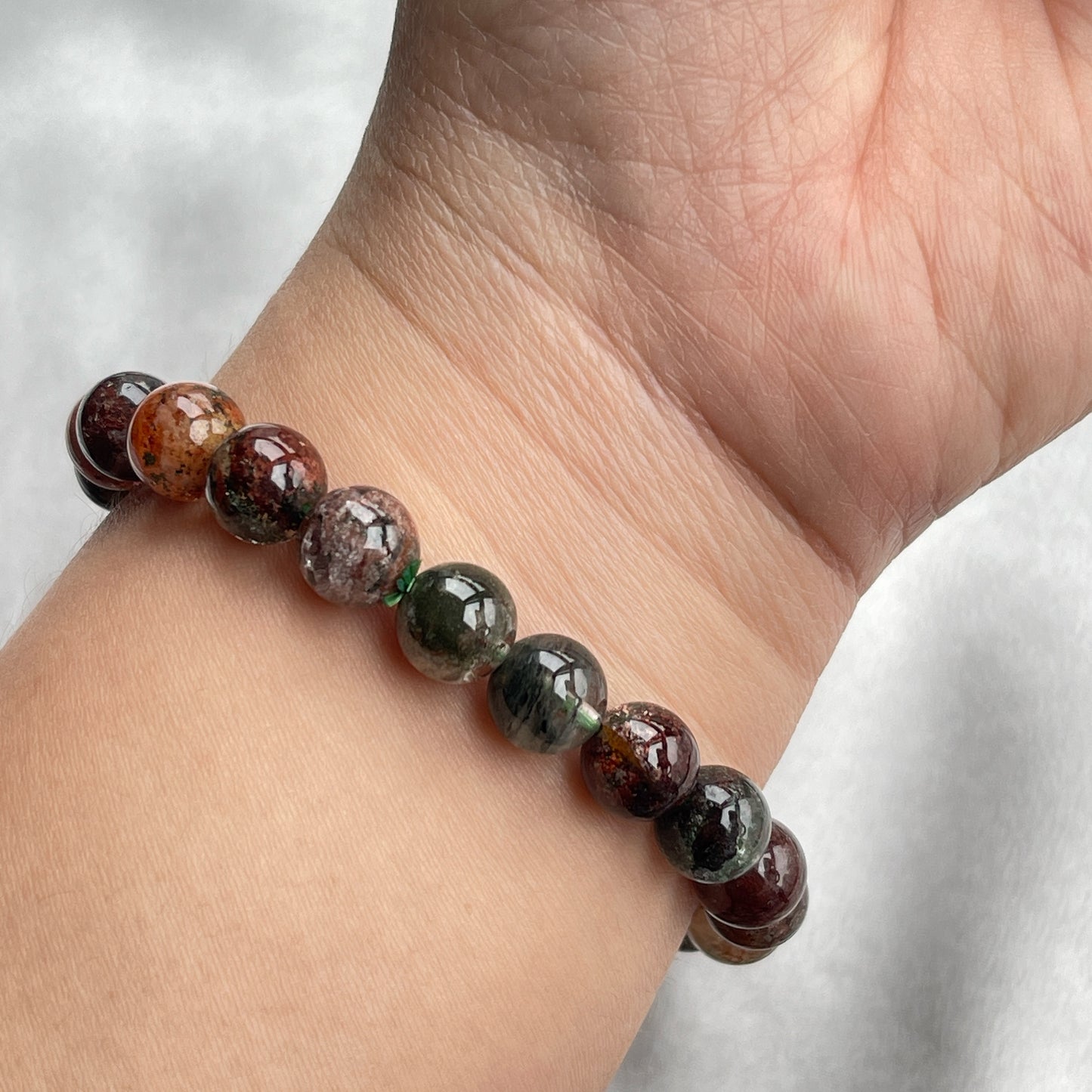 ▫️綠幽靈 -主正財,由事業,主意帶來的財富 -聚財,由辛勤努力而累積的財富 -招有助增旺事業的貴人 -平穩情緒 ▫️紅幽靈 -增加包容心與同理心 -增加理解力與包容能力 -招財的功效 -緩解疲憊,放鬆情緒 ▫️白幽靈 -淨化個人氣場 -提升記憶力