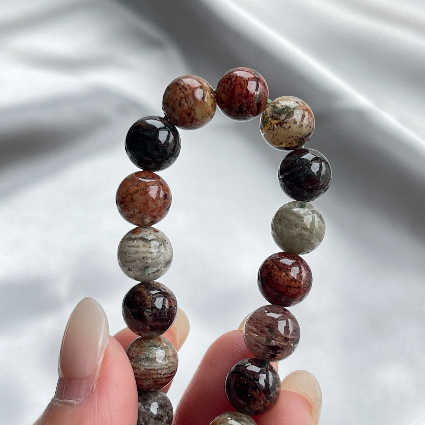 ▫️綠幽靈 -主正財,由事業,主意帶來的財富 -聚財,由辛勤努力而累積的財富 -招有助增旺事業的貴人 -平穩情緒 ▫️紅幽靈 -增加包容心與同理心 -增加理解力與包容能力 -招財的功效 -緩解疲憊,放鬆情緒 ▫️白幽靈 -淨化個人氣場 -提升記憶力