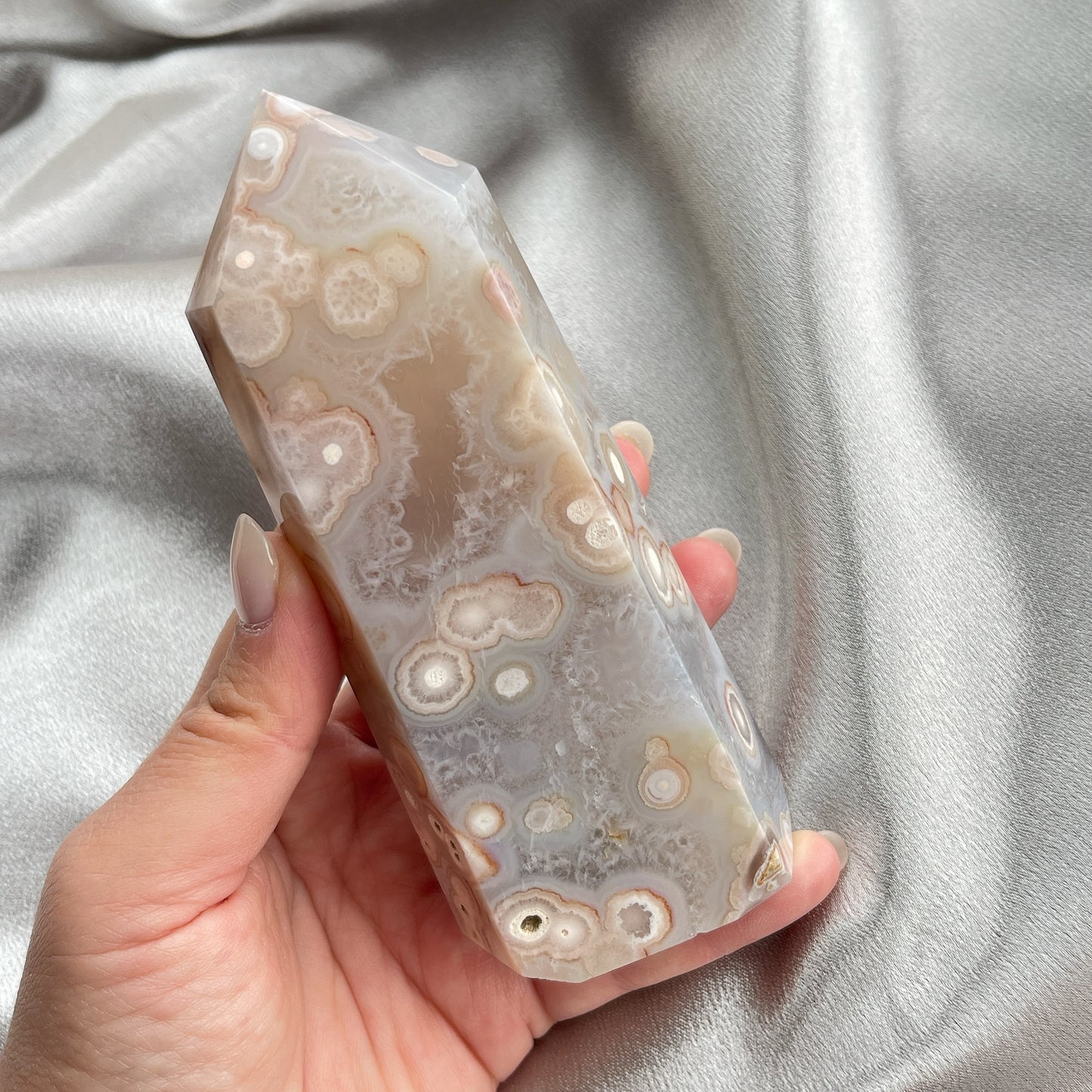 這一枝瑪瑙顏色好透徹圓潤,櫻花圖案超級可愛、好看,簡約的風格,值得收藏。 瑪瑙-Agate品種繁多,整個瑪瑙家族十分龐大。其中一種瑪瑙充滿溫柔優雅之美,深受女仕們喜愛,就是櫻花瑪瑙 - Blossoms Agate🌸 櫻花瑪瑙被視為寶石中的「第三眼」,靈性十足,象徵友善與愛心,也代表希望。 櫻花瑪瑙晶體內含粉白色、猶如朵朵盛開之櫻花的共生礦,每枝形態獨一無二,為人帶來溫柔細膩的內涵,會令人要停下來慢慢欣賞佢嘅美。 -能令人精神放鬆,減少失眠症狀 -瑪瑙具有平衡,穩定及保護的作用 -也是護身符及辟邪物,有保平安功效 -瑪瑙維持身心和諧,增強愛、忠誠及勇氣