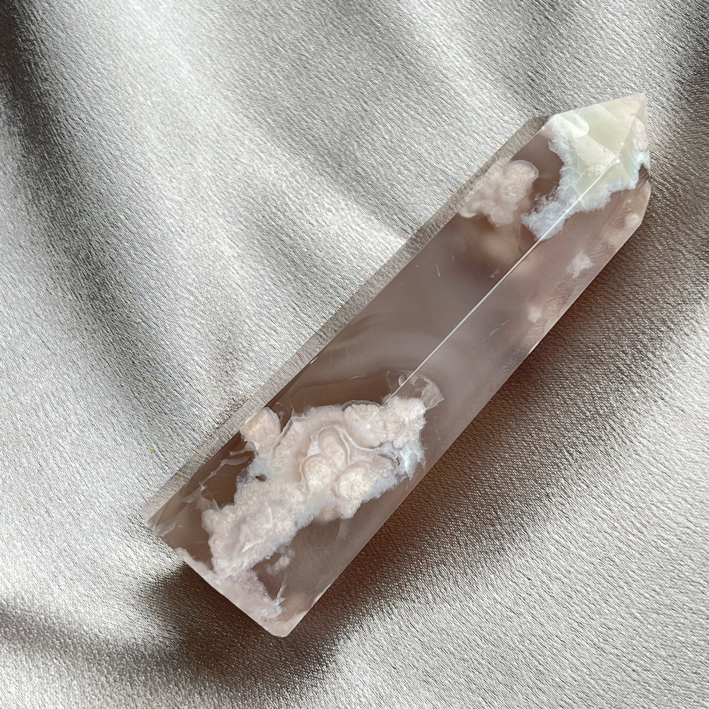 櫻花瑪瑙柱 好美的粉紅櫻花圖案,分布在柱子的兩側,顏色,形態都很別緻,襯托得很有美感。 瑪瑙-Agate品種繁多,整個瑪瑙家族十分龐大。其中一種瑪瑙充滿溫柔優雅之美,深受女仕們喜愛,就是櫻花瑪瑙 - Blossoms Agate🌸 櫻花瑪瑙被視為寶石中的「第三眼」,靈性十足,象徵友善與愛心,也代表希望。 櫻花瑪瑙晶體內含粉白色、猶如朵朵盛開之櫻花的共生礦,每枝形態獨一無二,為人帶來溫柔細膩的內涵,會令人要停下來慢慢欣賞佢嘅美。 -能令人精神放鬆,減少失眠症狀 -瑪瑙具有平衡,穩定及保護的作用 -也是護身符及辟邪物,有保平安功效 -瑪瑙維持身心和諧,增強愛、忠誠及勇氣
