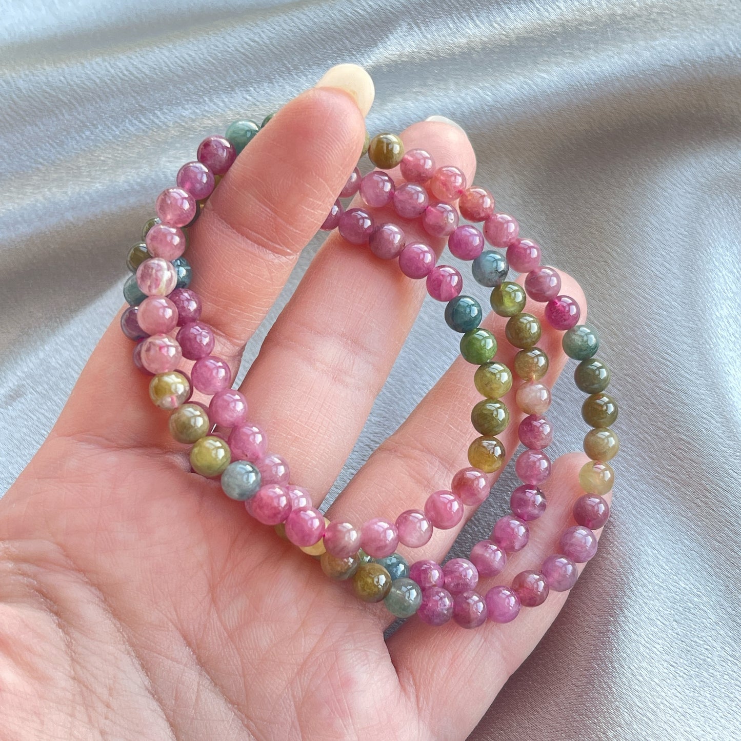 碧璽3圈 -旺夫、旺運,聚財納富,幫助事業發展 -避邪,保平安 -招來好人緣,改善人際關係 -具有平衡作用,能將負面能量轉化為正面能量 -又稱願望石,具有強大的落實能力,有助於心想事成 綠碧璽:開啟心輪,是一種能夠讓人開心、快樂而又滿足的寶石。它可以將負面能量轉為正面,使人容易得到成功及財富,令人更有創意,因此也被稱為財富之石。 藍碧璽:極度稀有。對應喉輪與第三眼,象徵著人與人之間的溝通與敏感度。它能幫助人平衡腦部神經,帶來清澈透明的思考空間。 黃碧璽:對應太陽輪,能治療胃病及肝腸等消化器官的問題。亦能為人帶來意外之財。 橙碧璽:對應臍輪,增強生命力及身體的抵抗力。 粉紅碧璽:對應心輪,能量強大,可以改善人緣,有助帶來美妙的愛情,理想的伴侶。可治療有關心臟方面的疾病。