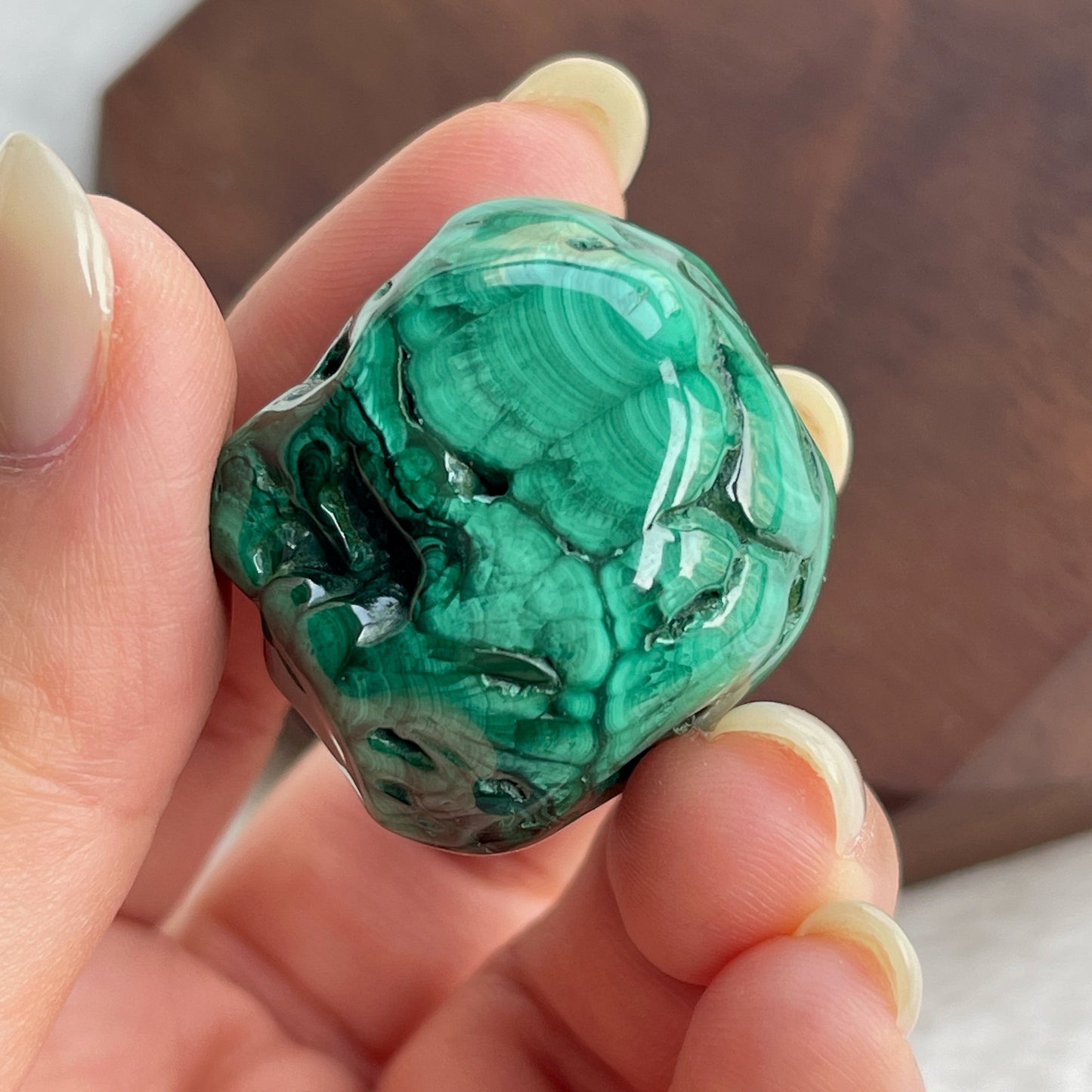 孔雀石 孔雀石鮮明的綠色色調和圖紋擁有一種獨特嘅魅力。 原來這種礦石在西元前埃及人是會將這種礦石磨成粉末作顏料來使用,這種方法連日本人都一樣把這個顏料當做岩繪的工具,是珍貴的日本畫材料,並且稱為「岩綠青」。 除此之外,歐洲國家會用作作各樣的護身符,有助吸引負面能量,為你帶來安定和情緒平衡。
