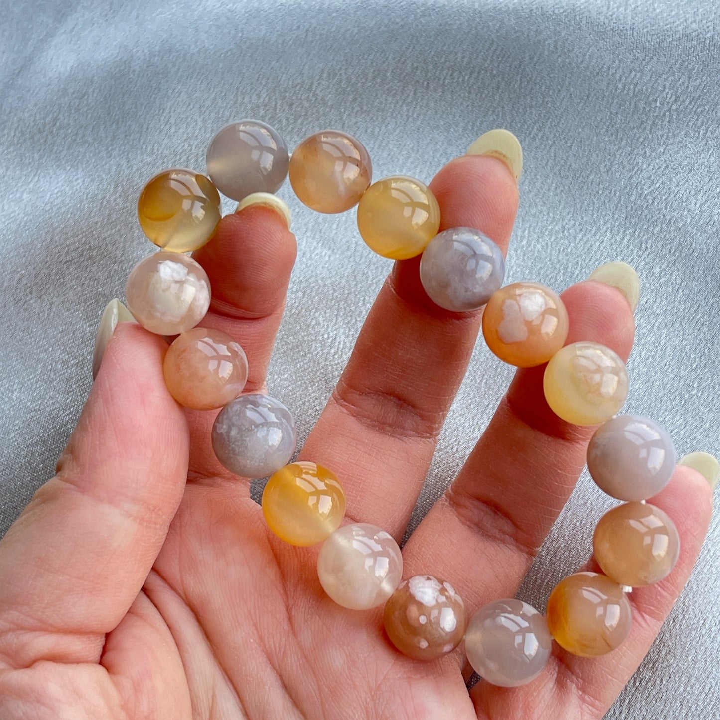 櫻花瑪瑙 -瑪瑙-Agate品種繁多,整個瑪瑙家族十分龐大。其中一種瑪瑙充滿溫柔優雅之美,深受女仕們喜愛,就是櫻花瑪瑙 - Blossoms Agate🌸 櫻花瑪瑙被視為寶石中的「第三眼」,靈性十足,象徵友善與愛心,也代表希望。 櫻花瑪瑙晶體內含粉白色、猶如朵朵盛開之櫻花的共生礦,每枝形態獨一無二,為人帶來溫柔細膩的內涵,會令人要停下來慢慢欣賞佢嘅美。 -能令人精神放鬆,減少失眠症狀 -瑪瑙具有平衡,穩定及保護的作用 -也是護身符及辟邪物,有保平安功效 -瑪瑙維持身心和諧,增強愛、忠誠及勇氣