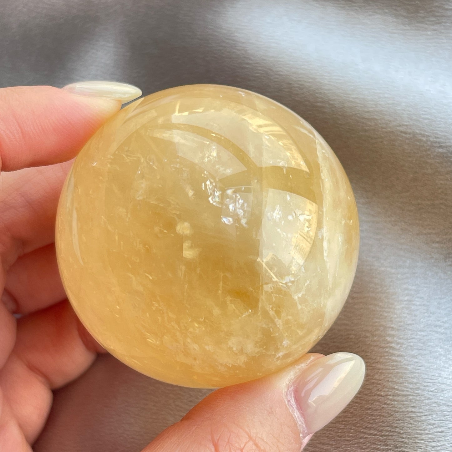 黃方解石球 -淨化、平衡、排除負能量,為你帶來正能量 -令人放鬆心情,舒緩壓力,讓心情開朗 -令你重拾自信心, -可用來改善環境中的氣味及能量 -改善人際關係
