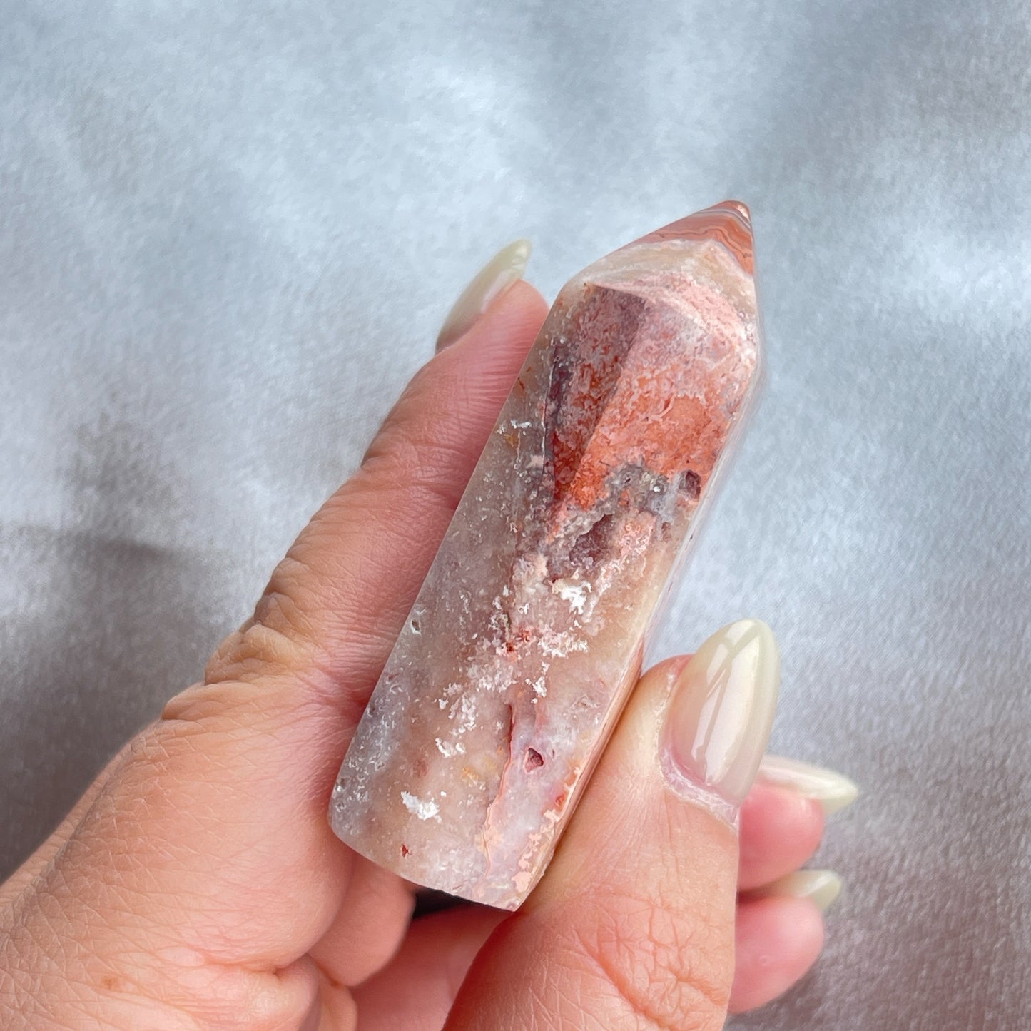 Pink crazy lace agate是一種多彩的瑪瑙,通常呈粉紅色,並有白色、灰色、黃色等顏色的斑紋。它的名字“crazy lace”意指其形狀和斑紋猶如瘋狂的迴線,非常有趣。Pink crazy lace agate被認為具有平衡、和諧和穩定情緒的功效。它也被視為一種有助於增強信心、勇氣和行動力的水晶,有助於消除負面情緒,增加正能量。