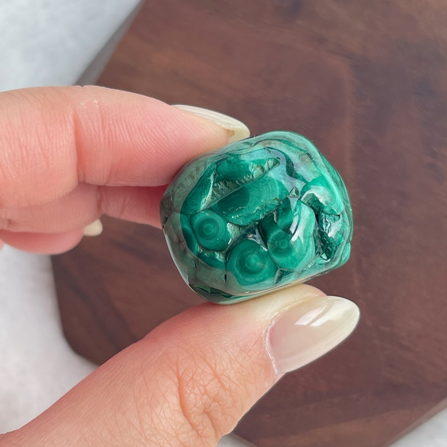 孔雀石 孔雀石鮮明的綠色色調和圖紋擁有一種獨特嘅魅力。 原來這種礦石在西元前埃及人是會將這種礦石磨成粉末作顏料來使用,這種方法連日本人都一樣把這個顏料當做岩繪的工具,是珍貴的日本畫材料,並且稱為「岩綠青」。 除此之外,歐洲國家會用作作各樣的護身符,有助吸引負面能量,為你帶來安定和情緒平衡。