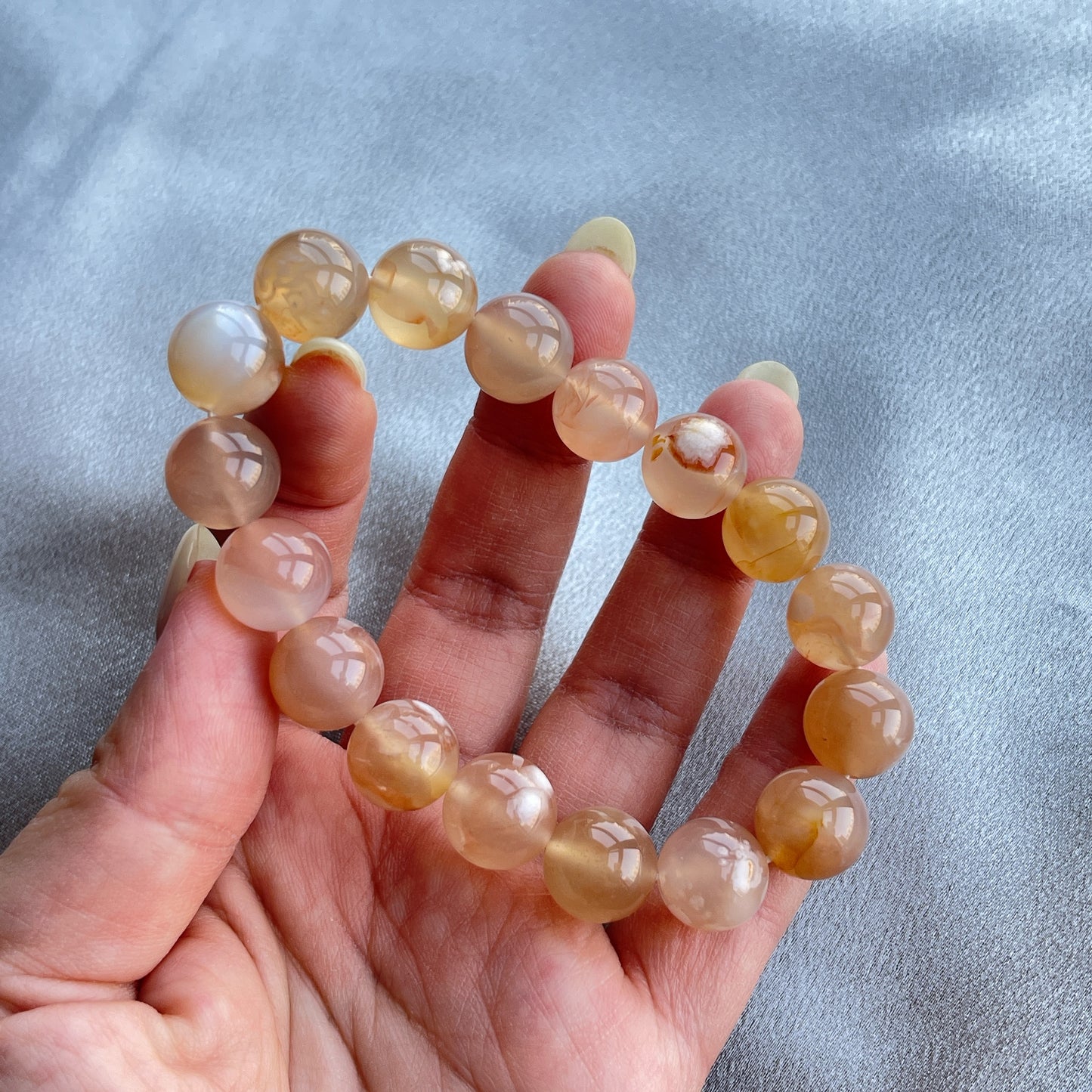 櫻花瑪瑙 -瑪瑙-Agate品種繁多,整個瑪瑙家族十分龐大。其中一種瑪瑙充滿溫柔優雅之美,深受女仕們喜愛,就是櫻花瑪瑙 - Blossoms Agate🌸 櫻花瑪瑙被視為寶石中的「第三眼」,靈性十足,象徵友善與愛心,也代表希望。 櫻花瑪瑙晶體內含粉白色、猶如朵朵盛開之櫻花的共生礦,每枝形態獨一無二,為人帶來溫柔細膩的內涵,會令人要停下來慢慢欣賞佢嘅美。 -能令人精神放鬆,減少失眠症狀 -瑪瑙具有平衡,穩定及保護的作用 -也是護身符及辟邪物,有保平安功效 -瑪瑙維持身心和諧,增強愛、忠誠及勇氣