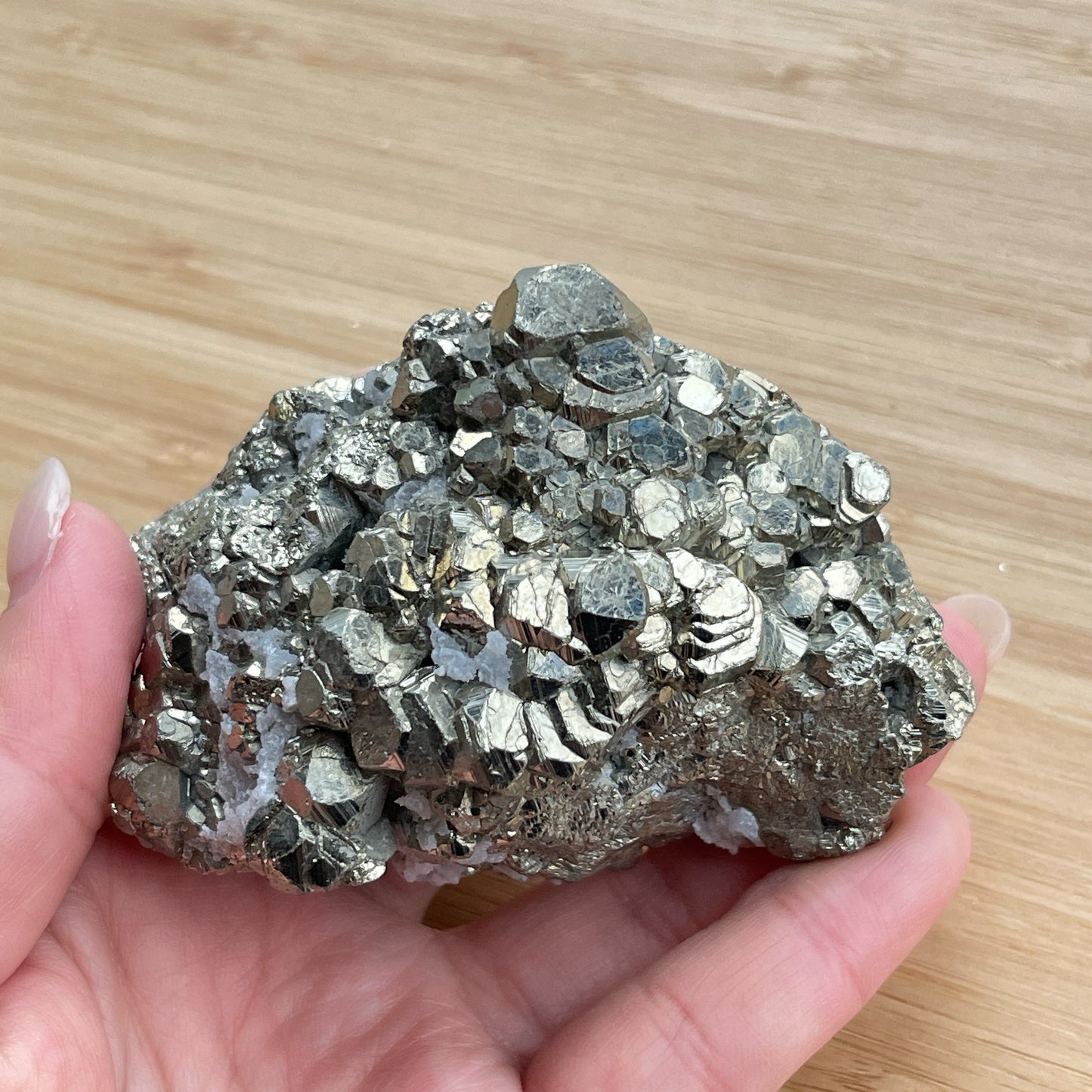 黃鐵礦又名愚人金(Fool’s Gold) 黃鐵礦是鐵和硫所形成的礦物,外觀反射出金黃色的光芒,所以會有人將黃鐵礦和黃金搞混。 🔮聚財法寶🔮 除了大家都十分熟悉的招財聚財功效外,其實黃鐵礦還可以用作辟邪,清除負氣場,淨化室內環境之用。 ** 記得盡量不要將黃鐵礦接觸水氣,盡量保持乾爽,平時得閒用乾紙巾抹抹保持閃令令就可以了😊 Origin : Peru 🇵🇪