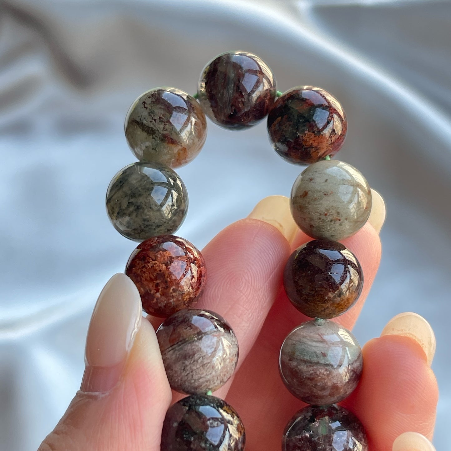 ▫️綠幽靈 -主正財,由事業,主意帶來的財富 -聚財,由辛勤努力而累積的財富 -招有助增旺事業的貴人 -平穩情緒 ▫️紅幽靈 -增加包容心與同理心 -增加理解力與包容能力 -招財的功效 -緩解疲憊,放鬆情緒 ▫️白幽靈 -淨化個人氣場 -提升記憶力