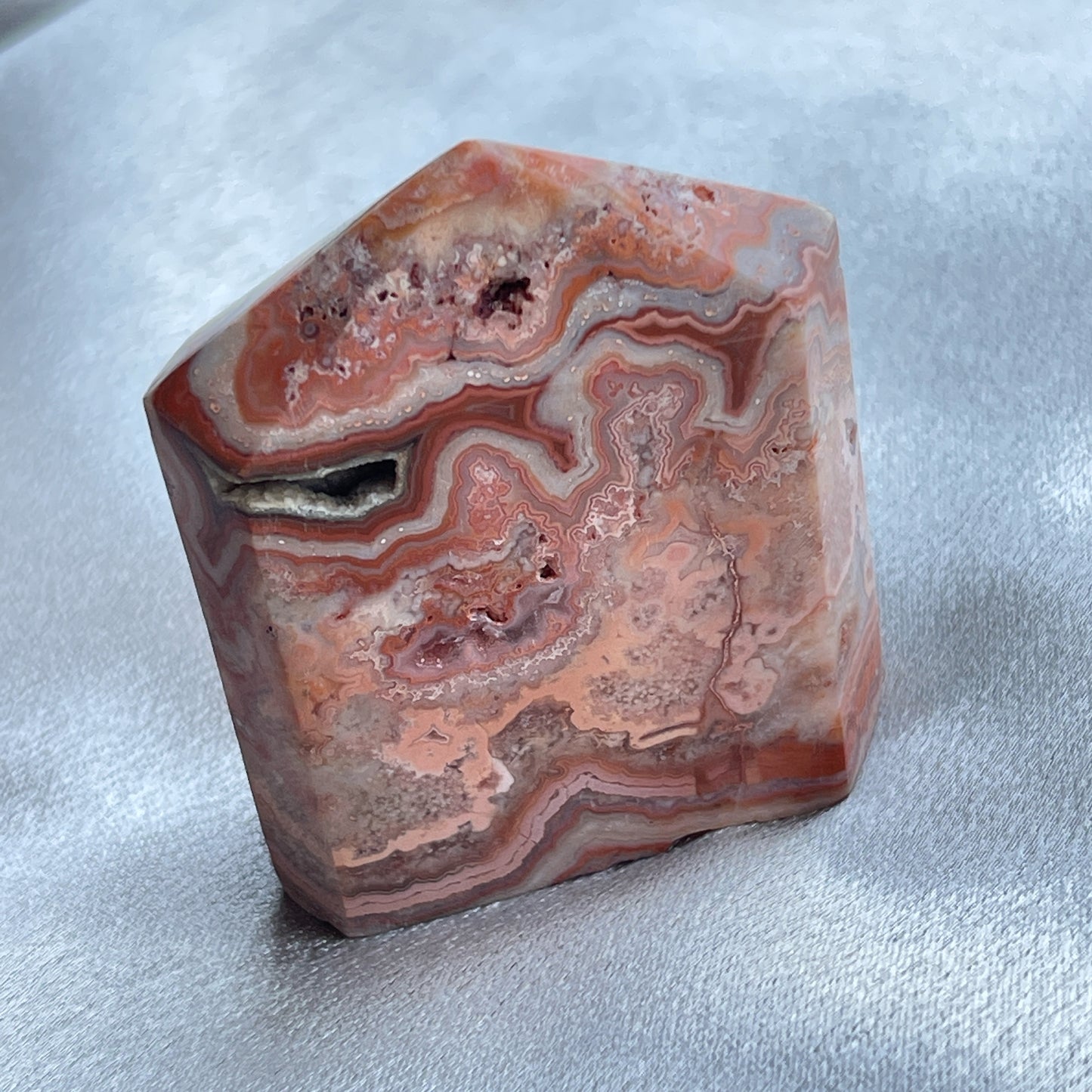 粉色瘋狂蕾絲瑪瑙柱,每一枝都有其獨特而華麗的粉紅色蕾絲紋理。 Pink crazy lace agate是一種多彩的瑪瑙,通常呈粉紅色,並有白色、灰色、黃色等顏色的斑紋。它的名字“crazy lace”意指其形狀和斑紋猶如瘋狂的迴線,非常有趣。Pink crazy lace agate被認為具有平衡、和諧和穩定情緒的功效。它也被視為一種有助於增強信心、勇氣和行動力的水晶,有助於消除負面情緒,增加正能量。