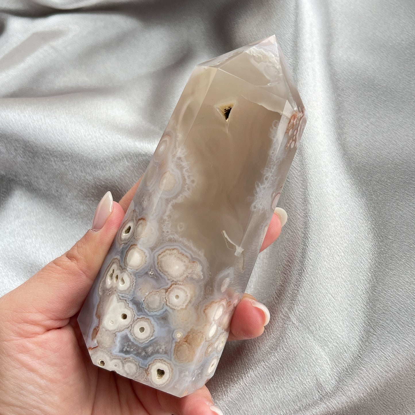 這一枝瑪瑙顏色好透徹圓潤,櫻花圖案超級可愛、好看,簡約的風格,值得收藏。 瑪瑙-Agate品種繁多,整個瑪瑙家族十分龐大。其中一種瑪瑙充滿溫柔優雅之美,深受女仕們喜愛,就是櫻花瑪瑙 - Blossoms Agate🌸 櫻花瑪瑙被視為寶石中的「第三眼」,靈性十足,象徵友善與愛心,也代表希望。 櫻花瑪瑙晶體內含粉白色、猶如朵朵盛開之櫻花的共生礦,每枝形態獨一無二,為人帶來溫柔細膩的內涵,會令人要停下來慢慢欣賞佢嘅美。 -能令人精神放鬆,減少失眠症狀 -瑪瑙具有平衡,穩定及保護的作用 -也是護身符及辟邪物,有保平安功效 -瑪瑙維持身心和諧,增強愛、忠誠及勇氣