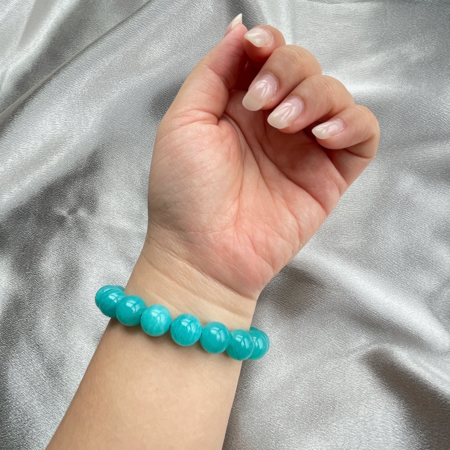 天河石手串 又名「亞馬遜石」,自古以來亦被稱為「希望之石」,為擁有祂的人帶來希望之光。 -緩解壓力、緊張的情緒,擺脫負能量 -幫助養成冷靜沉著的思考能力 -誠實表達自己的想法 -帶有幸運、投機、化險為夷的能量