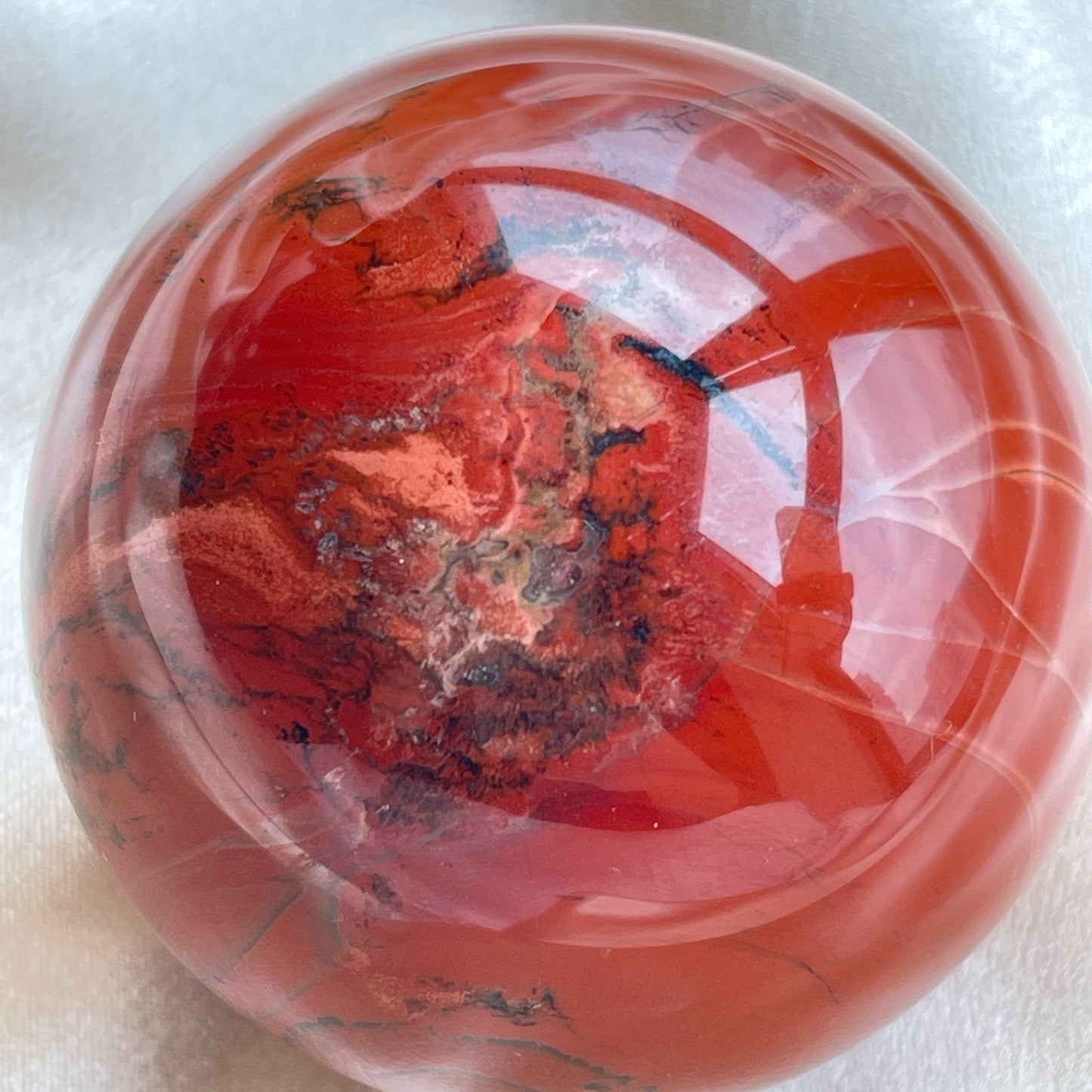 紅碧玉球 碧玉種類有很多,例如較常見的綠、紅、黃、剛巴巴碧玉(Kambaba Jasper) 、海洋碧玉等。 紅碧玉是一種因為鐵氧化物內含物而變成紅色的石英變種。 -助消除腦部的壓力負擔,還予一清明思想空間 -促進個人的思考、推理、邏輯能力 -提升個人活力、魅力和親和力 -聚財辟邪