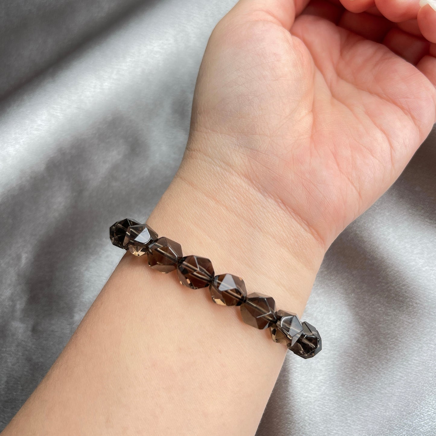 茶晶又名煙水晶 -舒緩憂鬱心情,祛散負能量 -有穩定平衡的作用,舒緩精神上壓力 -提升人們自信與自尊 -淨化人體內的濁氣與病氣