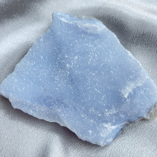 藍紋瑪瑙原礦 -有助頭腦清晰,增強表達能力 -保持心靈穩定,平靜 -減少焦慮的負面情緒 -促進改善人際關係