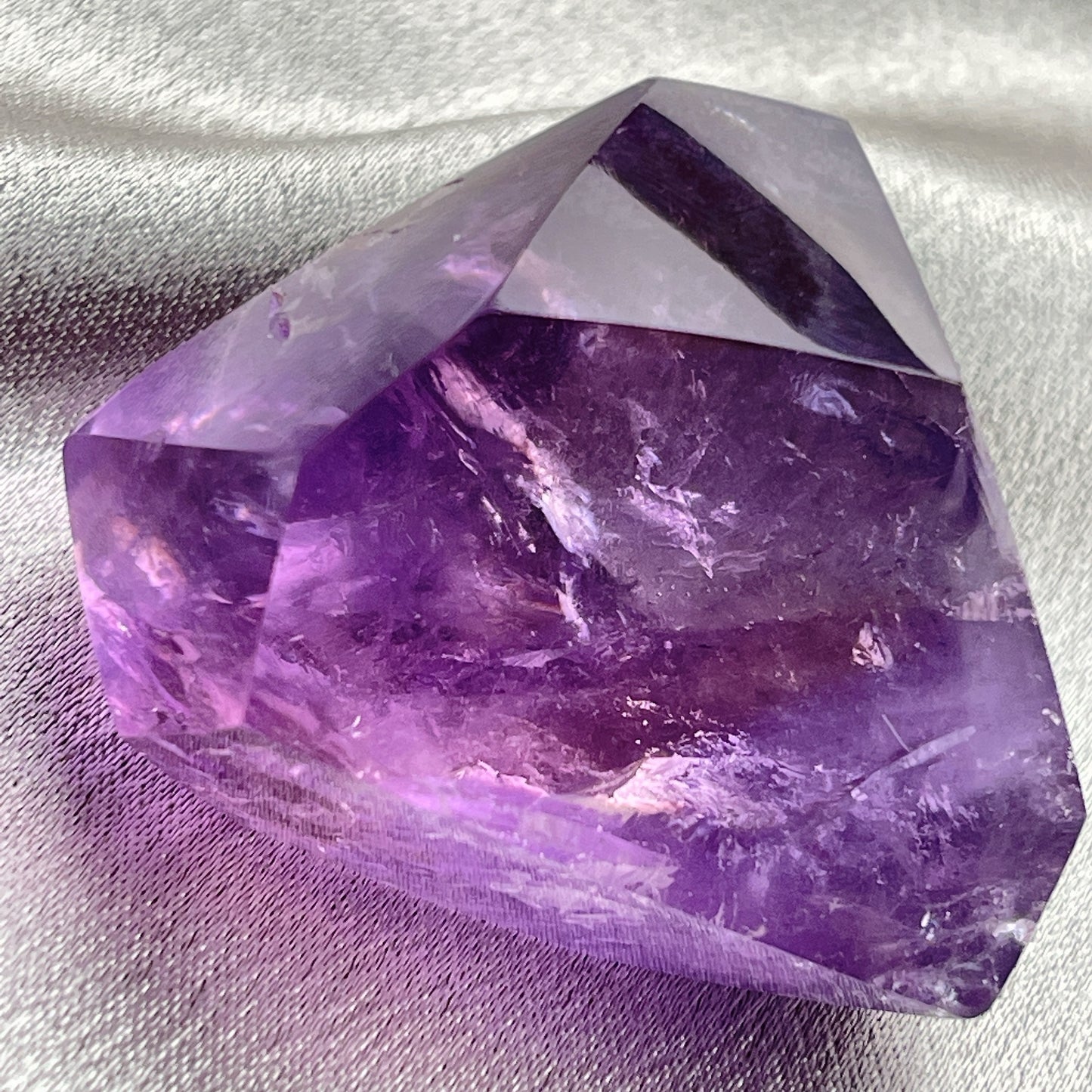 紫水晶隨形 紫水晶 -代表著智慧,幫助頭腦清晰 -增加機智,提高直覺力與潛意識 -有助思考,激發創意,加強記憶力 -有「社交之石」之稱,有助於常遇貴人 -紫色光招引人緣及貴人,具有中國風水學裡「因貴得財」之意。 -加強包容心、容忍性 -舒緩緊張情緒,鎮定安神