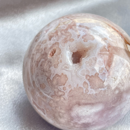 紫晶櫻花瑪瑙開口笑球 這是一個開口笑,是紫晶櫻花瑪瑙球,淡淡的紫粉紅色,再配上清晰的白瑪瑙紋💕 瑪瑙-Agate品種繁多,整個瑪瑙家族十分龐大。其中一種瑪瑙充滿溫柔優雅之美,深受女仕們喜愛,就是櫻花瑪瑙 - Blossoms Agate🌸 櫻花瑪瑙被視為寶石中的「第三眼」,靈性十足,象徵友善與愛心,也代表希望。 櫻花瑪瑙晶體內含粉白色、猶如朵朵盛開之櫻花的共生礦,每枝形態獨一無二,為人帶來溫柔細膩的內涵,會令人要停下來慢慢欣賞佢嘅美。 -能令人精神放鬆,減少失眠症狀 -瑪瑙具有平衡,穩定及保護的作用 -也是護身符及辟邪物,有保平安功效 -瑪瑙維持身心和諧,增強愛、忠誠及勇氣